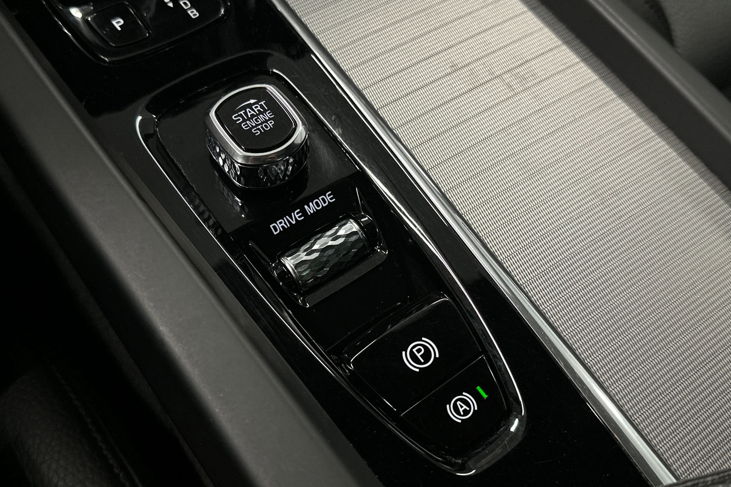 musta Volvo XC60 2018 kuva 36.