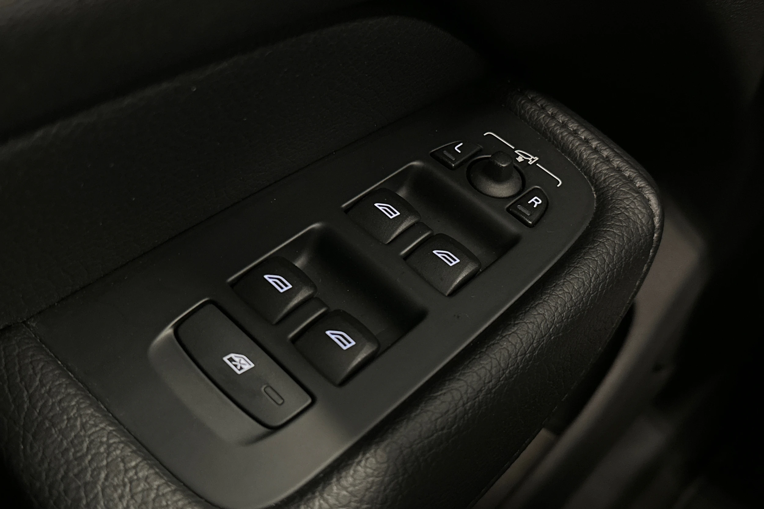 musta Volvo XC60 2018 kuva 37.