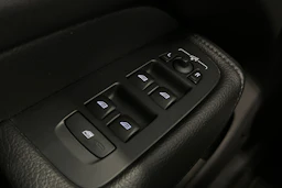 musta Volvo XC60 2018 kuva 37.