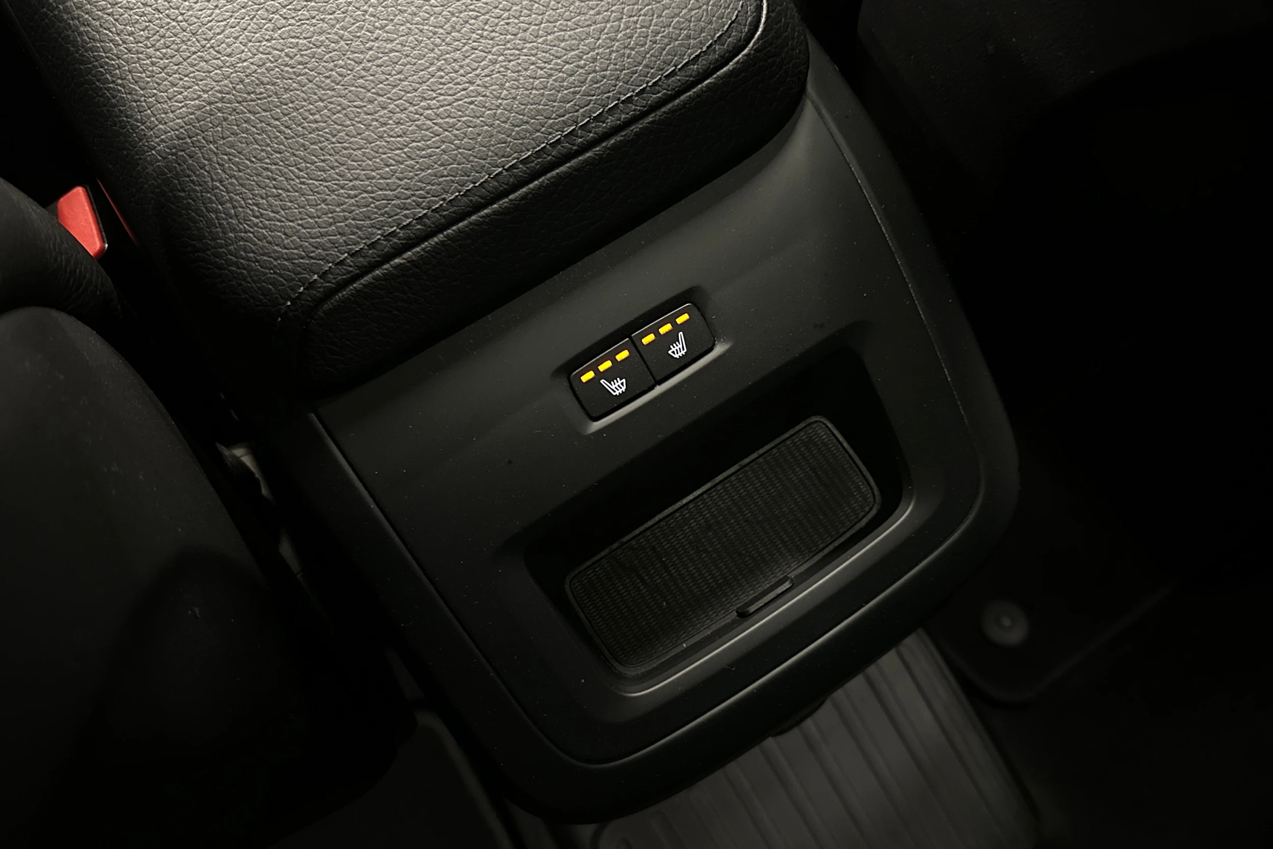 musta Volvo XC60 2018 kuva 38.