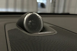 musta Volvo XC60 2018 kuva 39.
