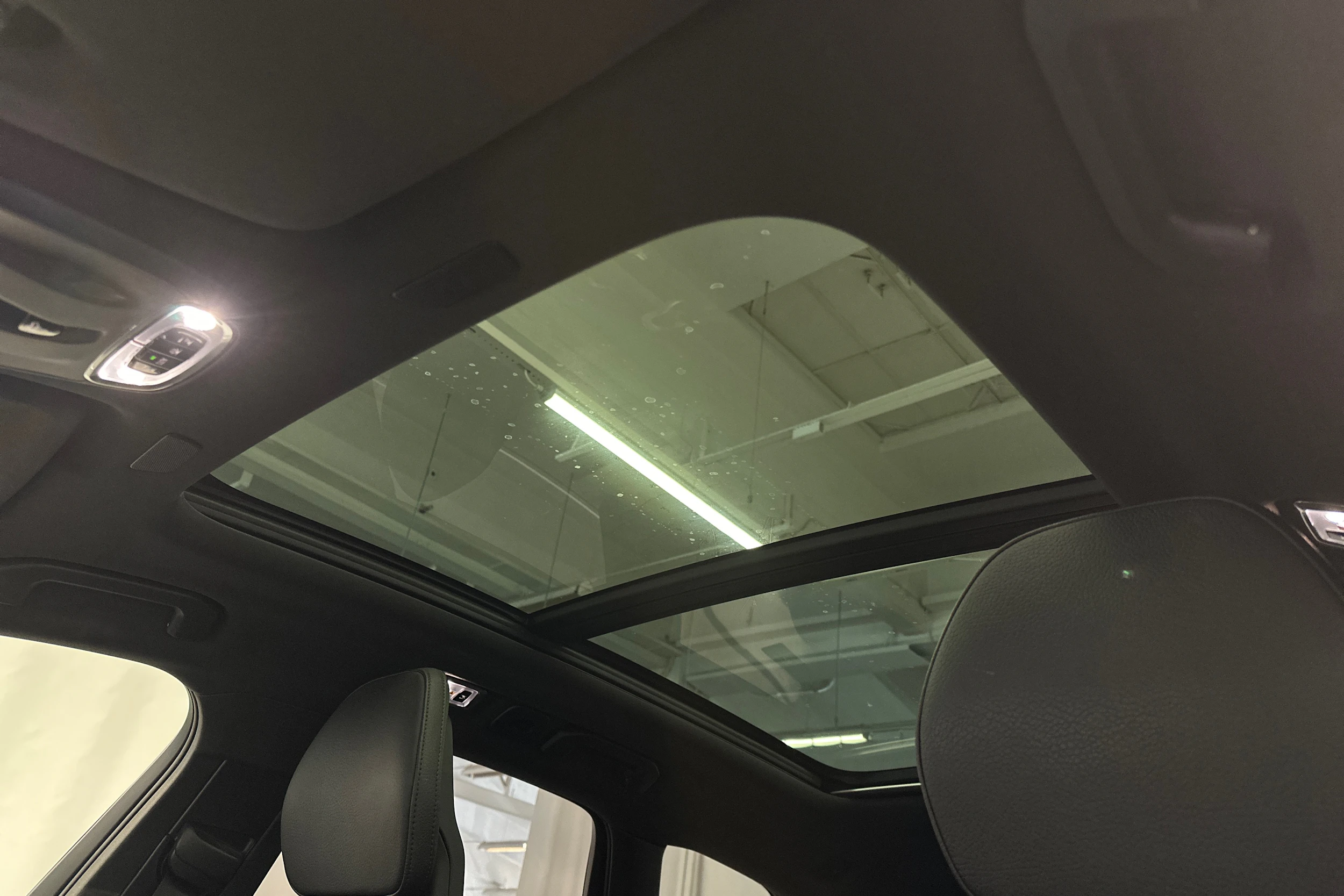 musta Volvo XC60 2018 kuva 41.