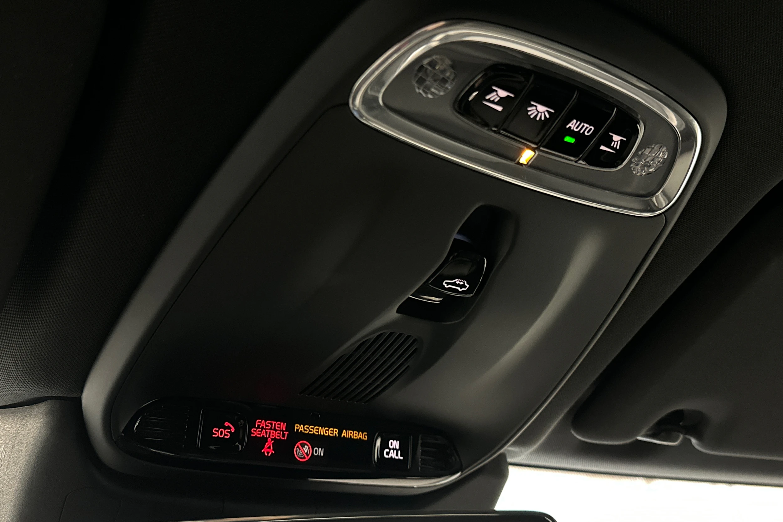 musta Volvo XC60 2018 kuva 42.