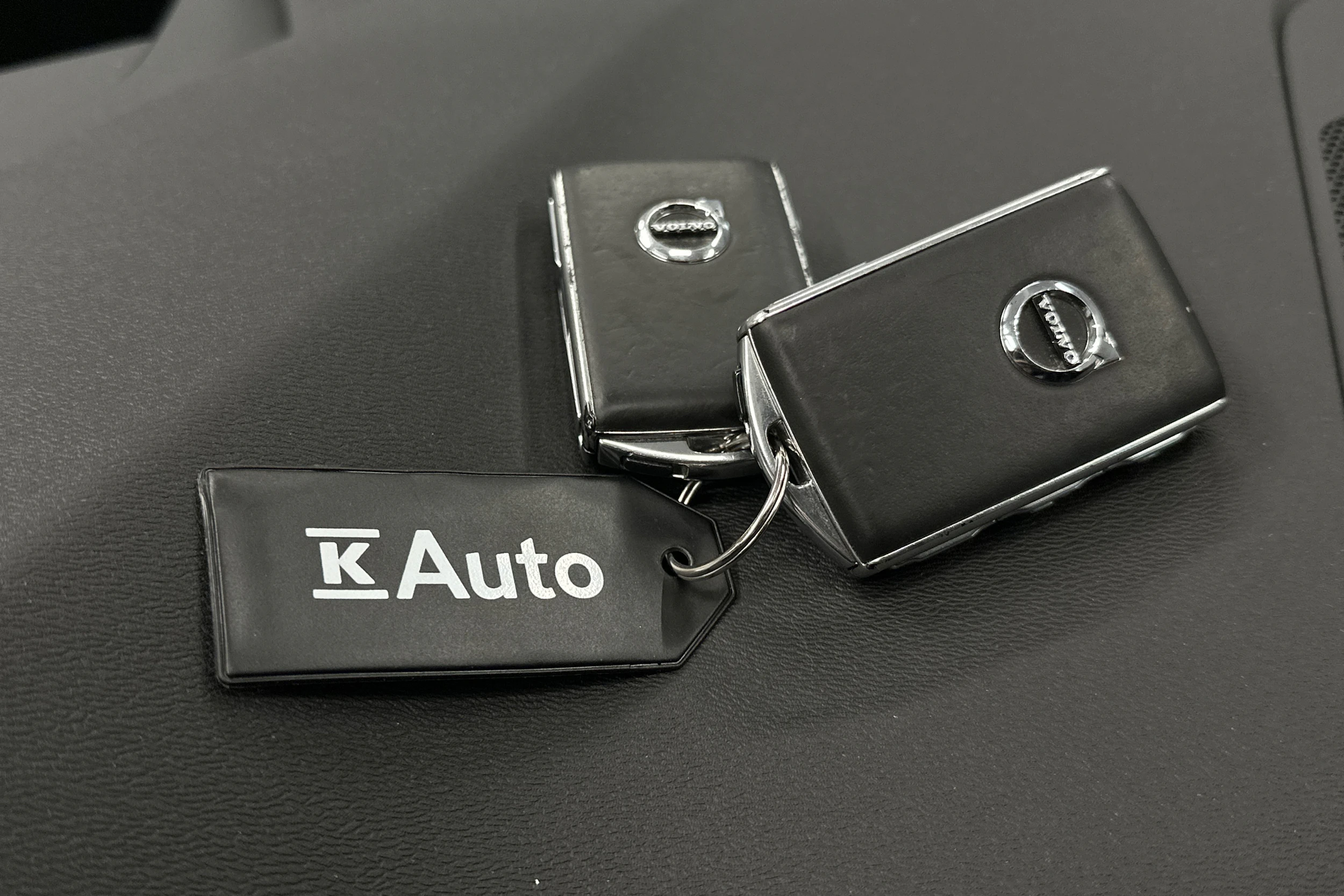 musta Volvo XC60 2018 kuva 43.