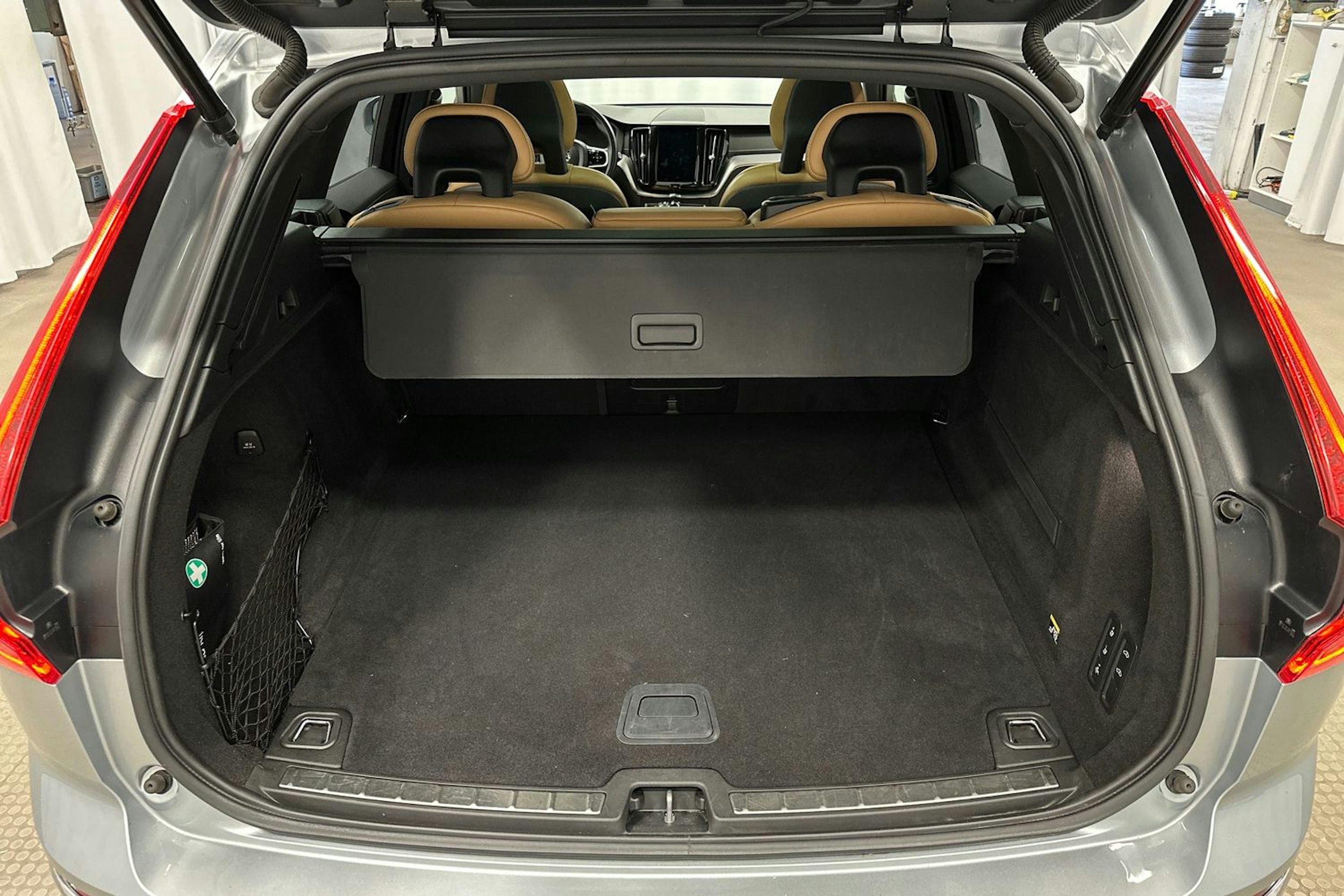 harmaa Volvo XC60 2018 kuva 14.