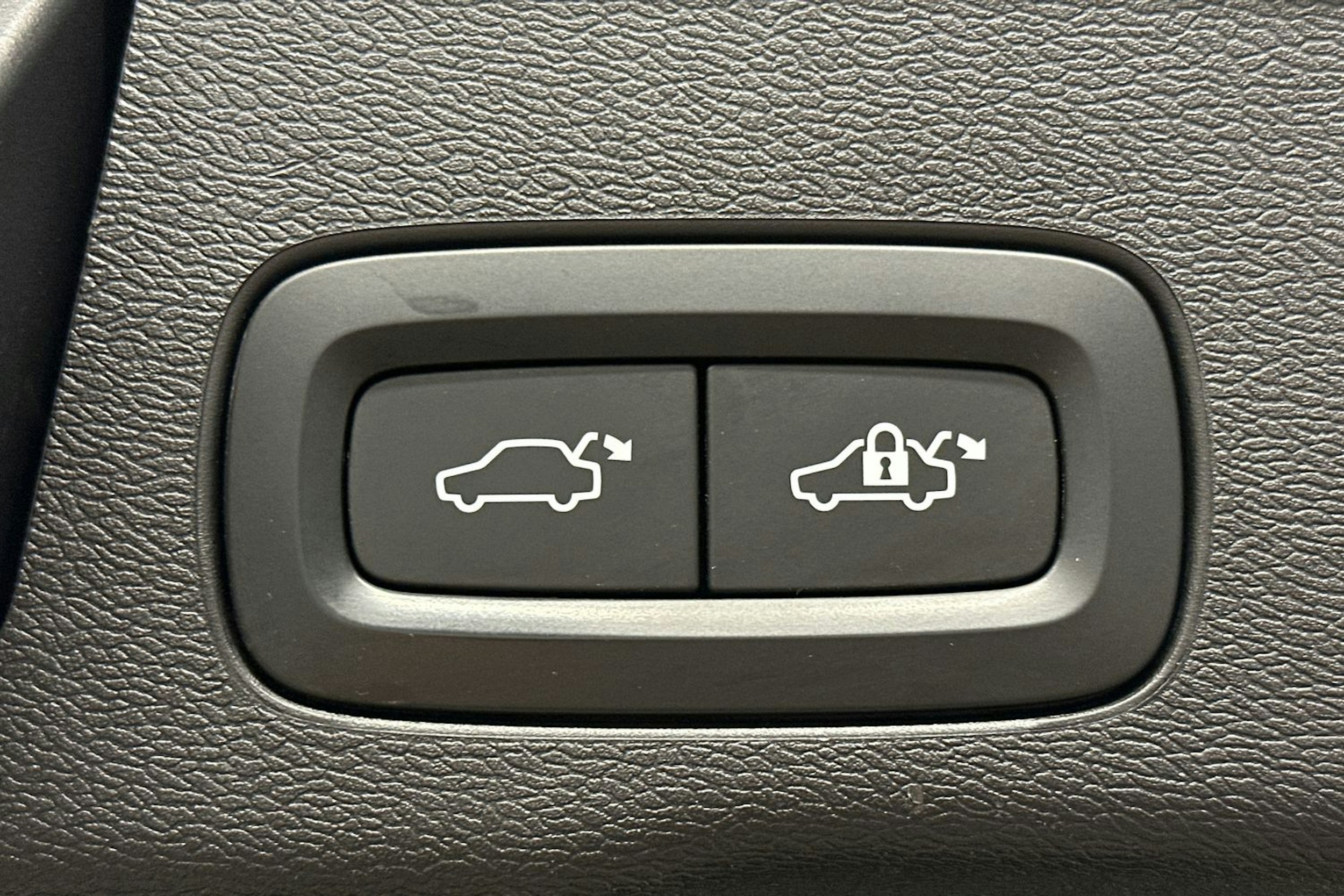 harmaa Volvo XC60 2018 kuva 15.