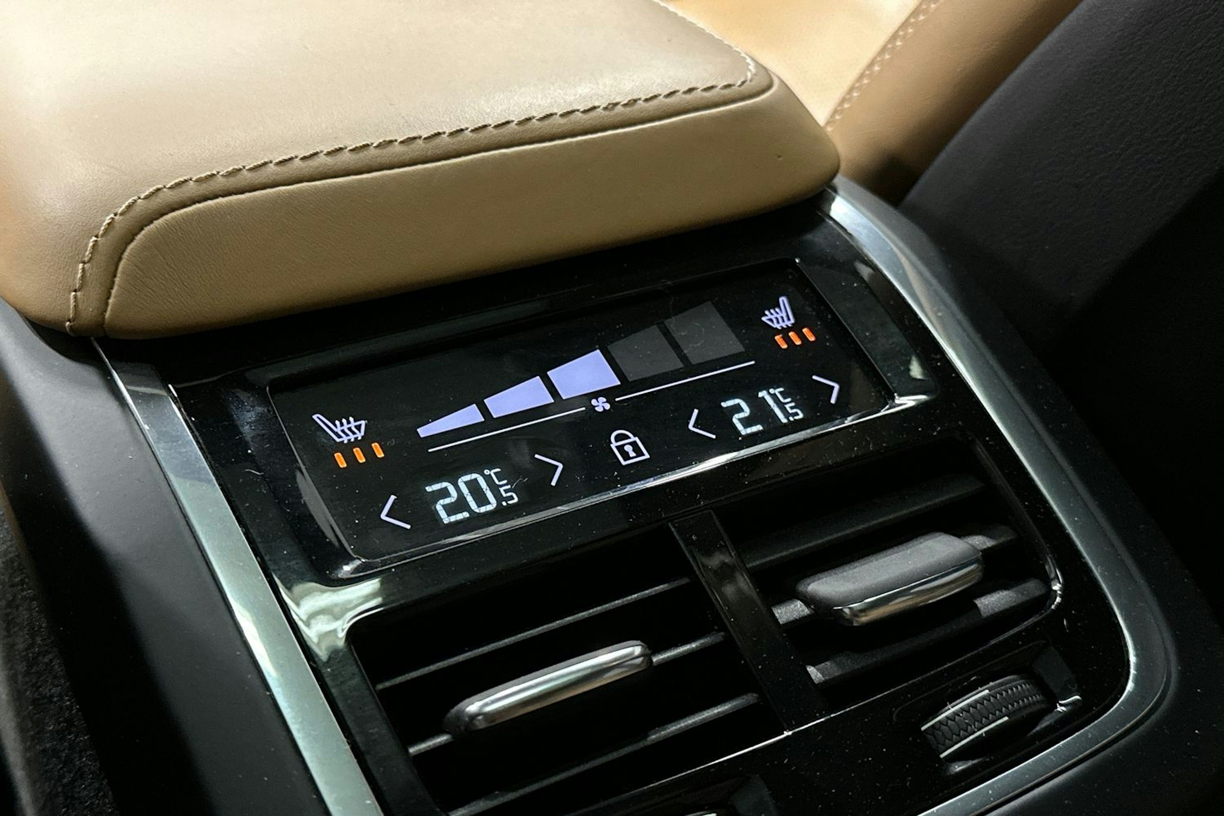 harmaa Volvo XC60 2018 kuva 18.