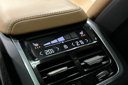 harmaa Volvo XC60 2018 kuva 18.
