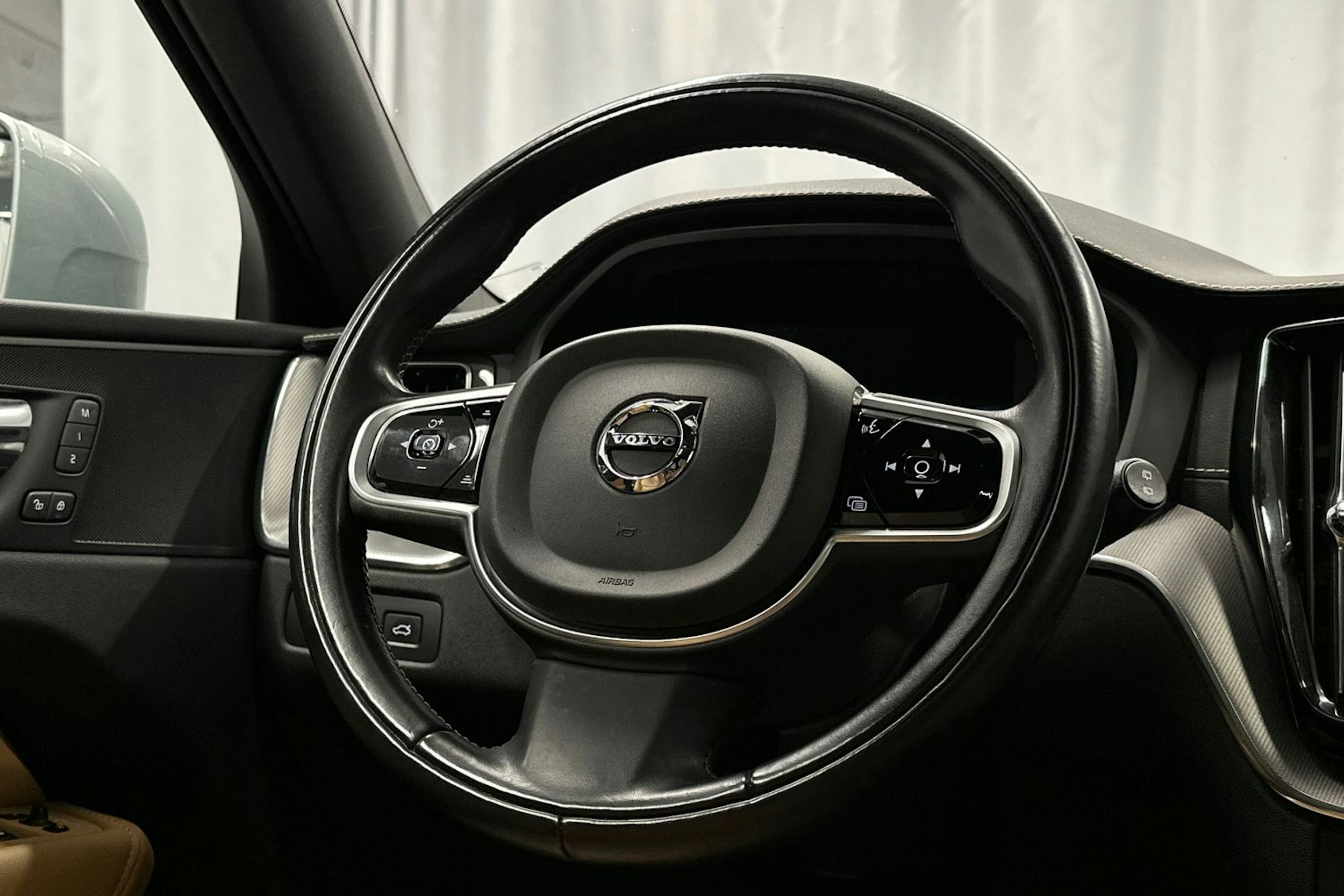 harmaa Volvo XC60 2018 kuva 19.