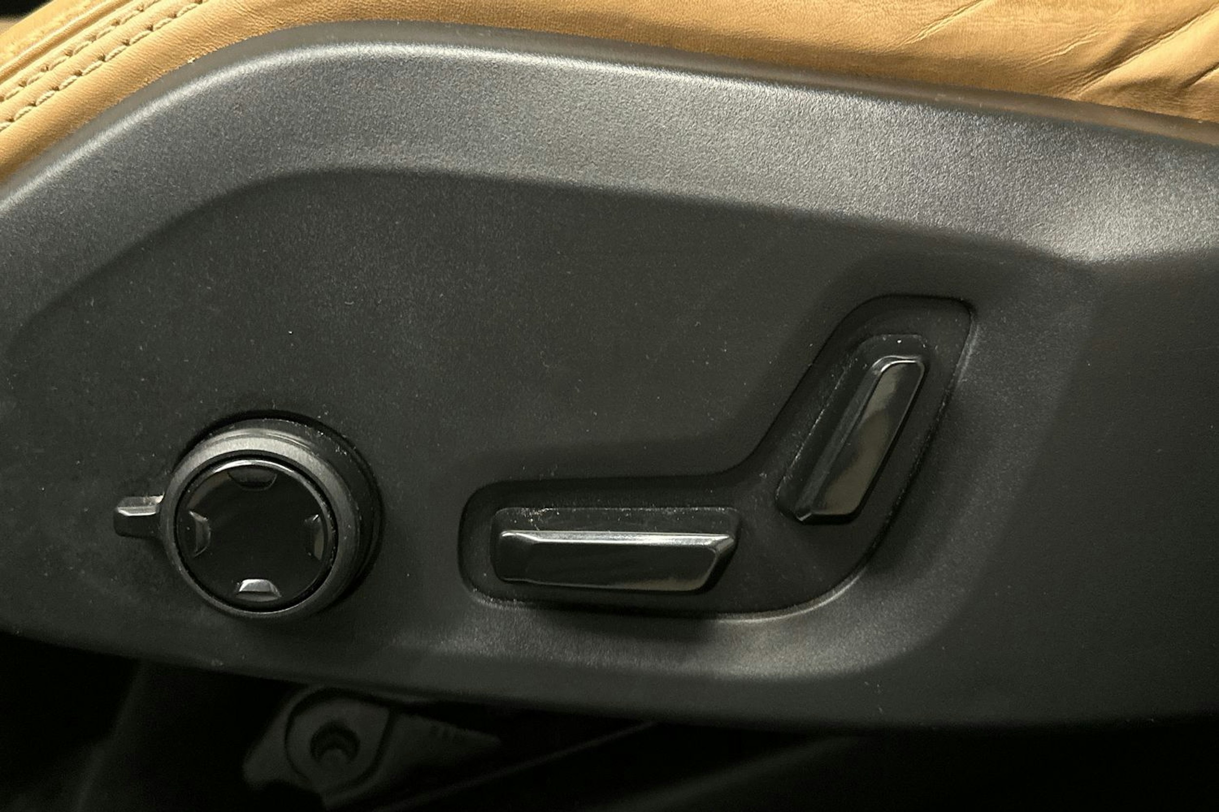 harmaa Volvo XC60 2018 kuva 21.