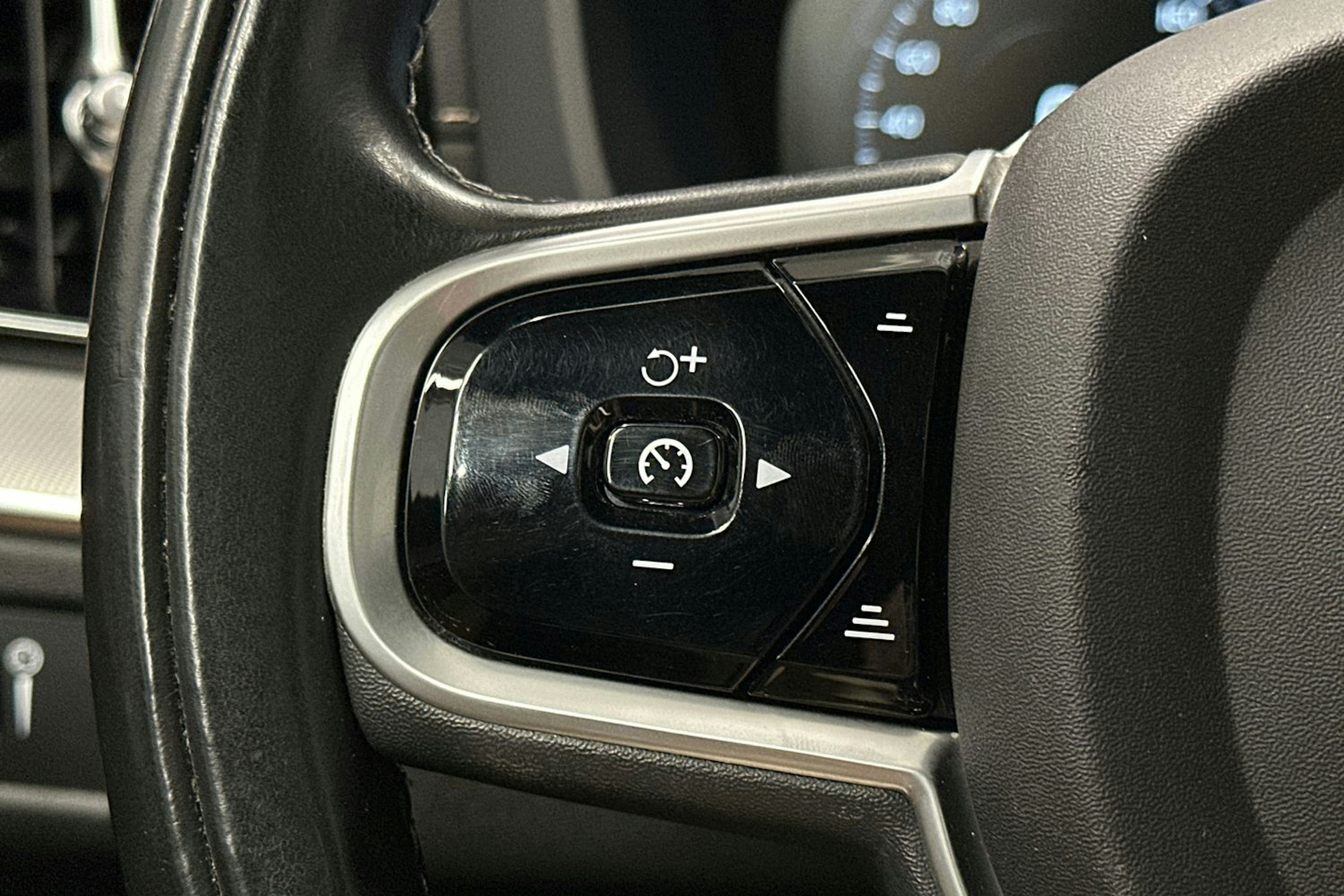 harmaa Volvo XC60 2018 kuva 25.