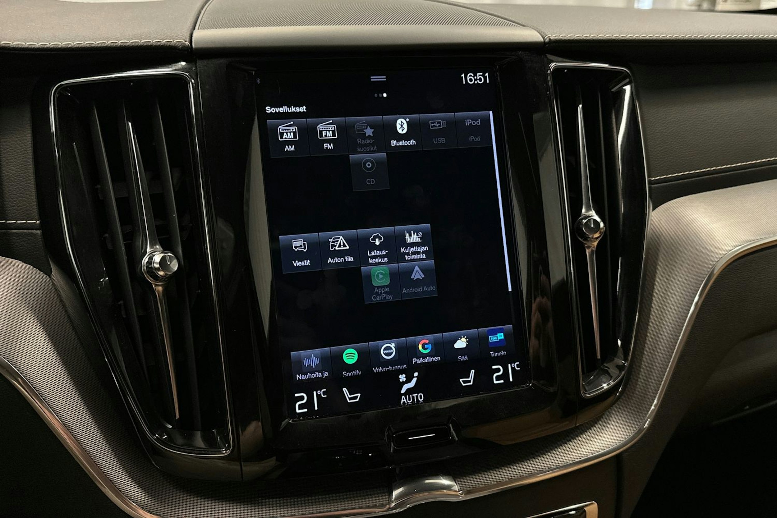 harmaa Volvo XC60 2018 kuva 30.