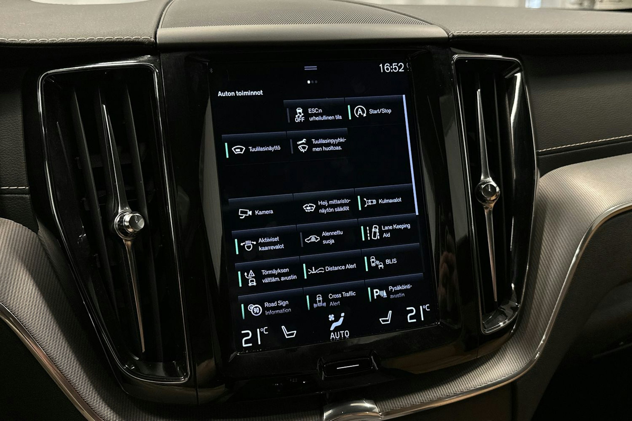 harmaa Volvo XC60 2018 kuva 31.