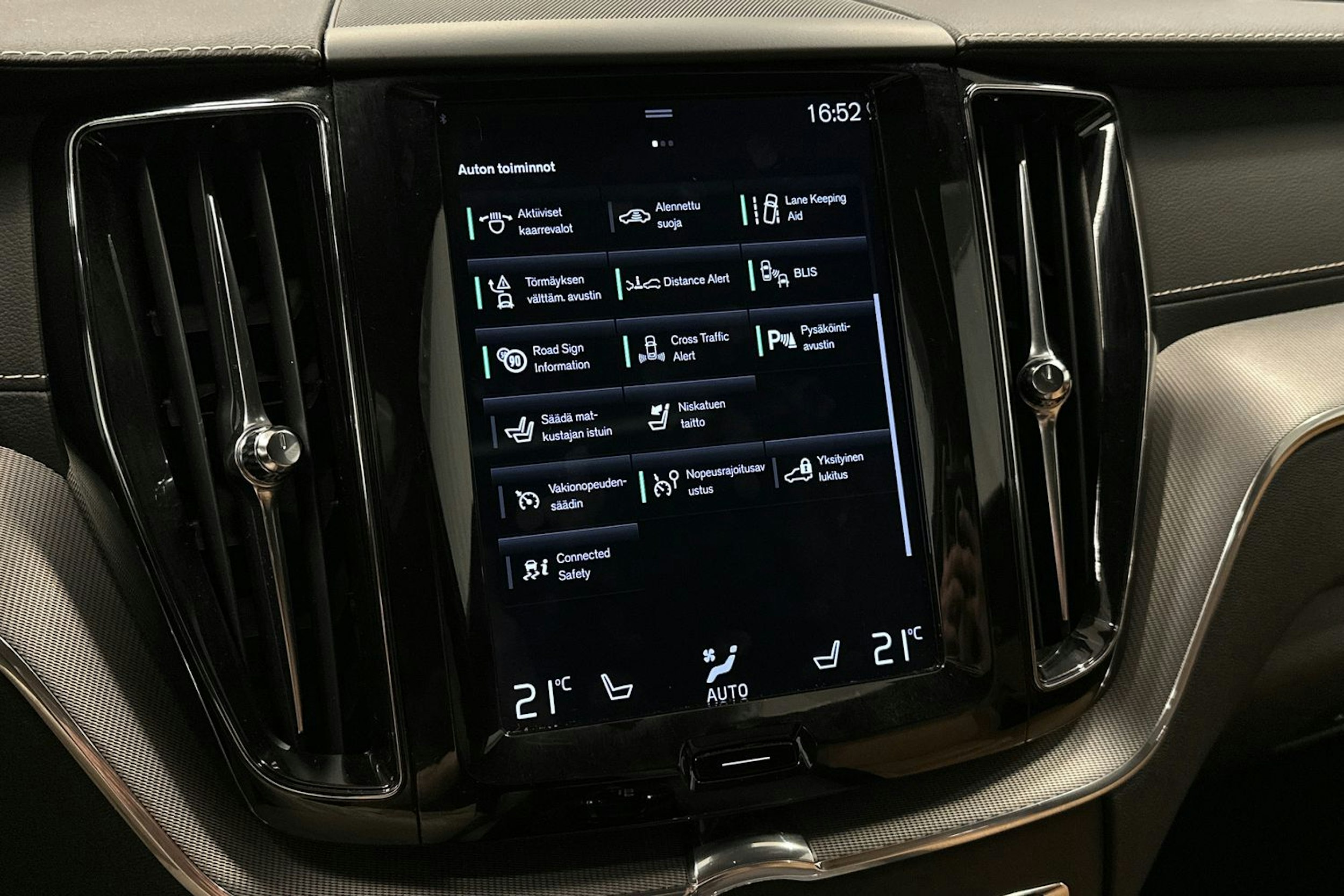 harmaa Volvo XC60 2018 kuva 32.