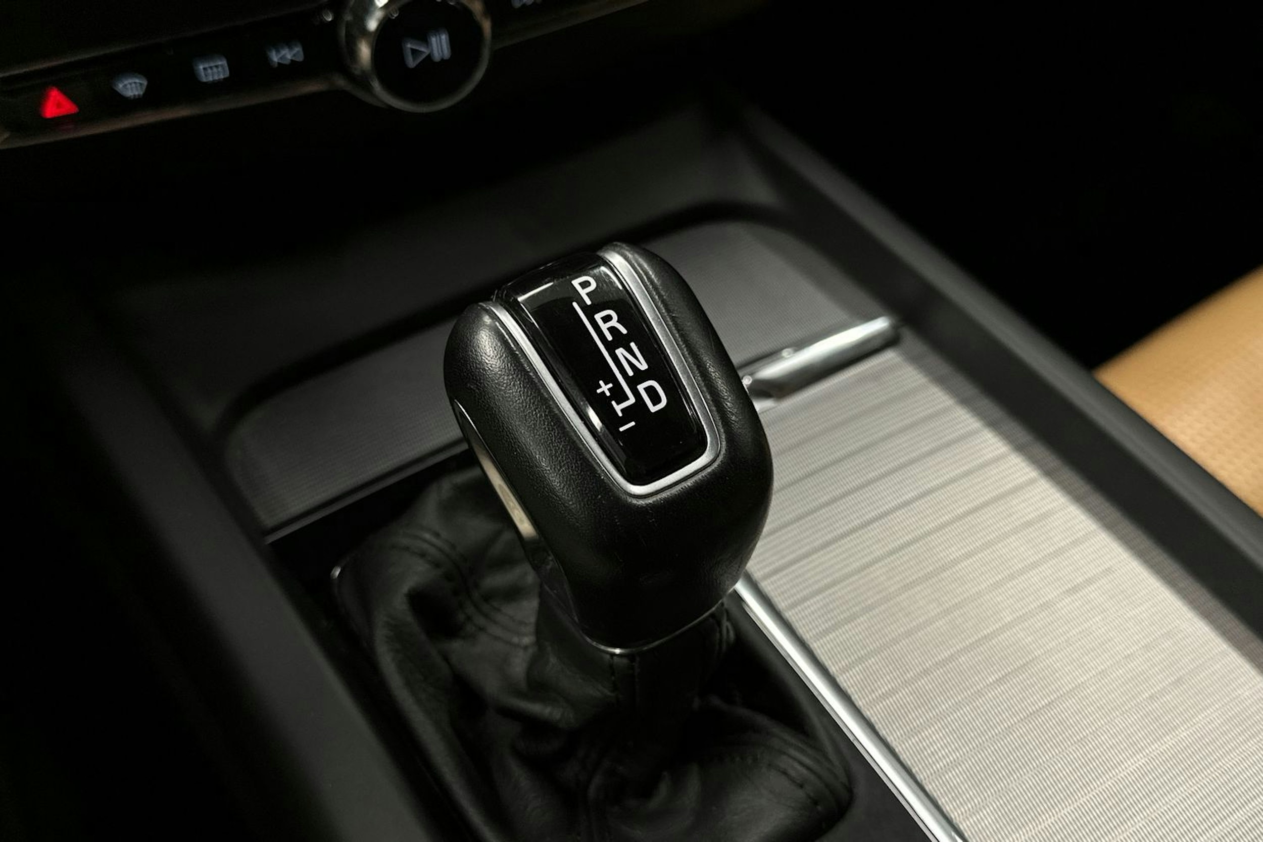 harmaa Volvo XC60 2018 kuva 35.