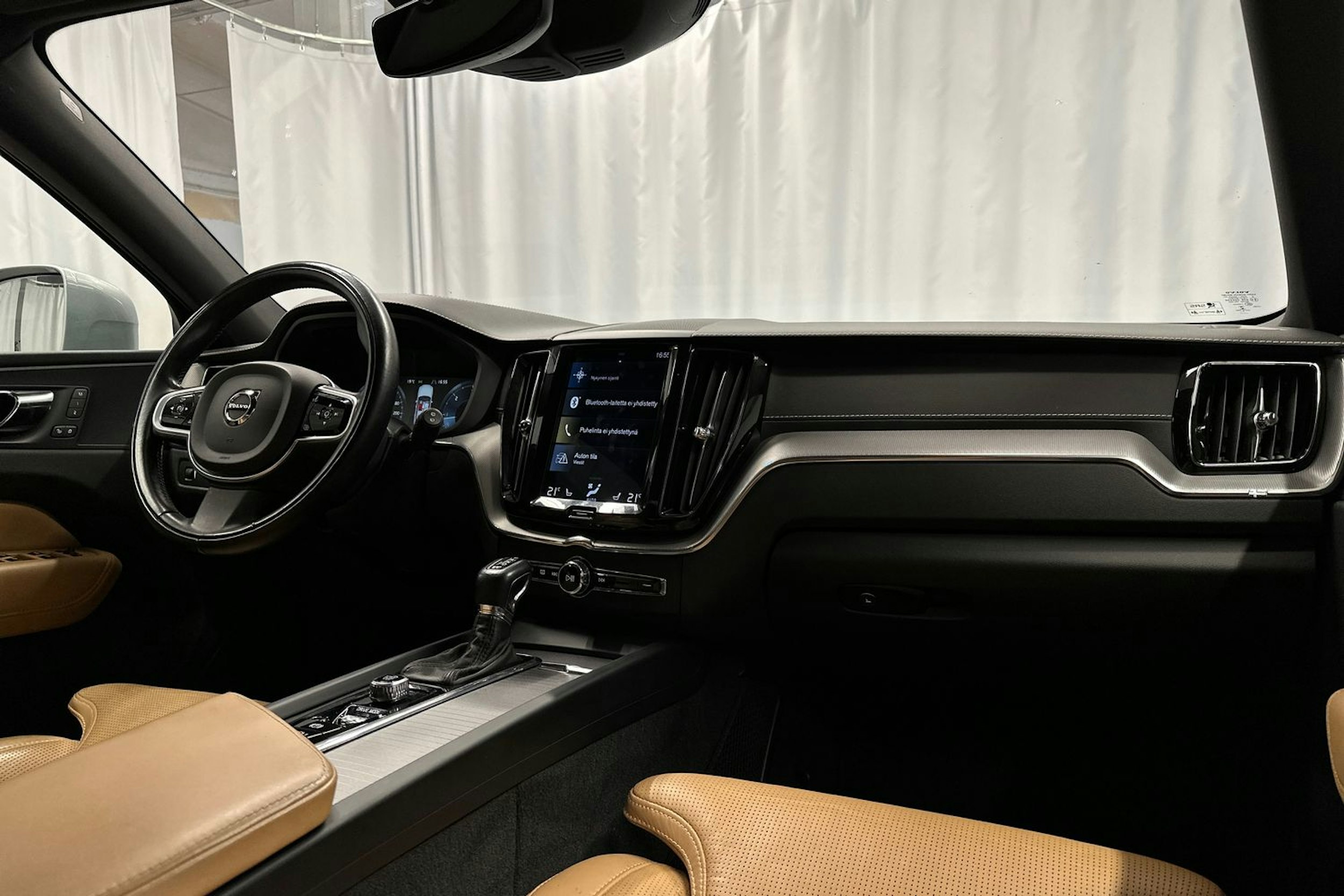 harmaa Volvo XC60 2018 kuva 37.
