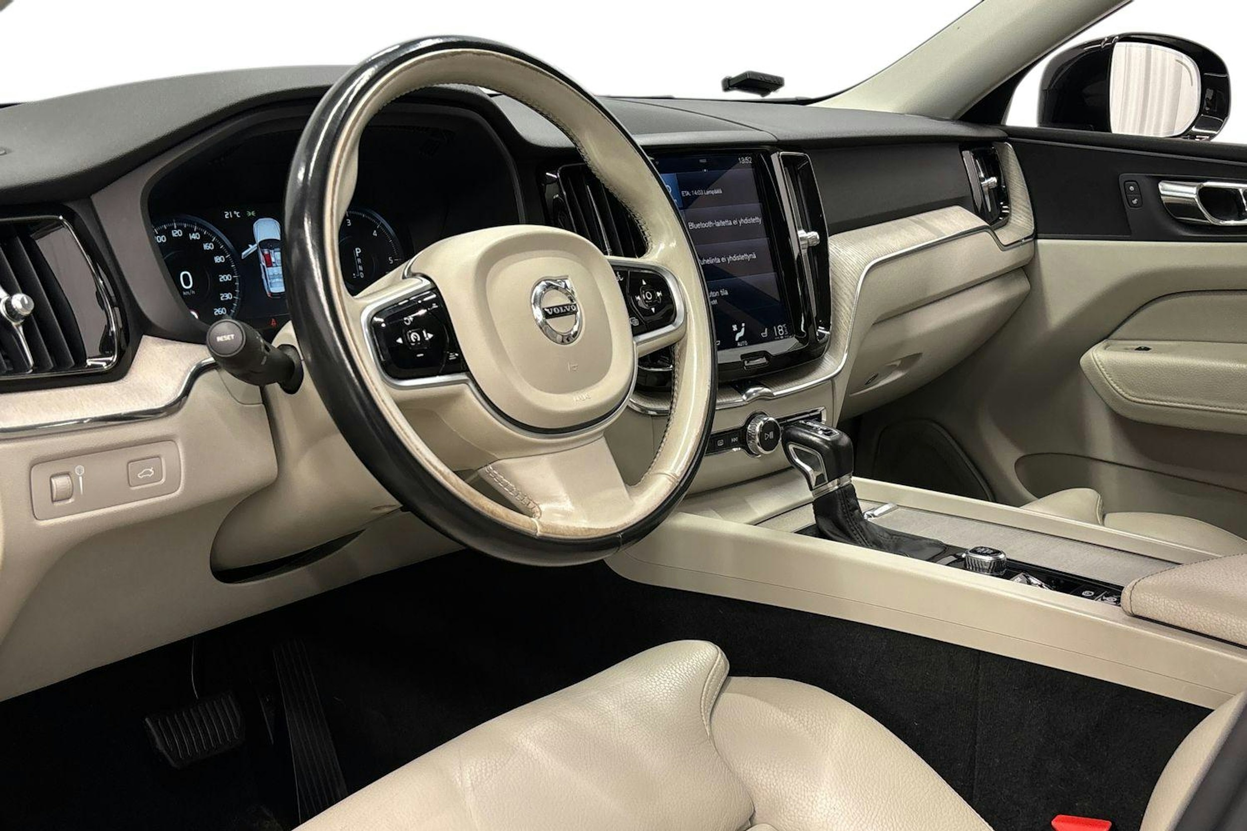 musta Volvo XC60 2018 kuva 7.