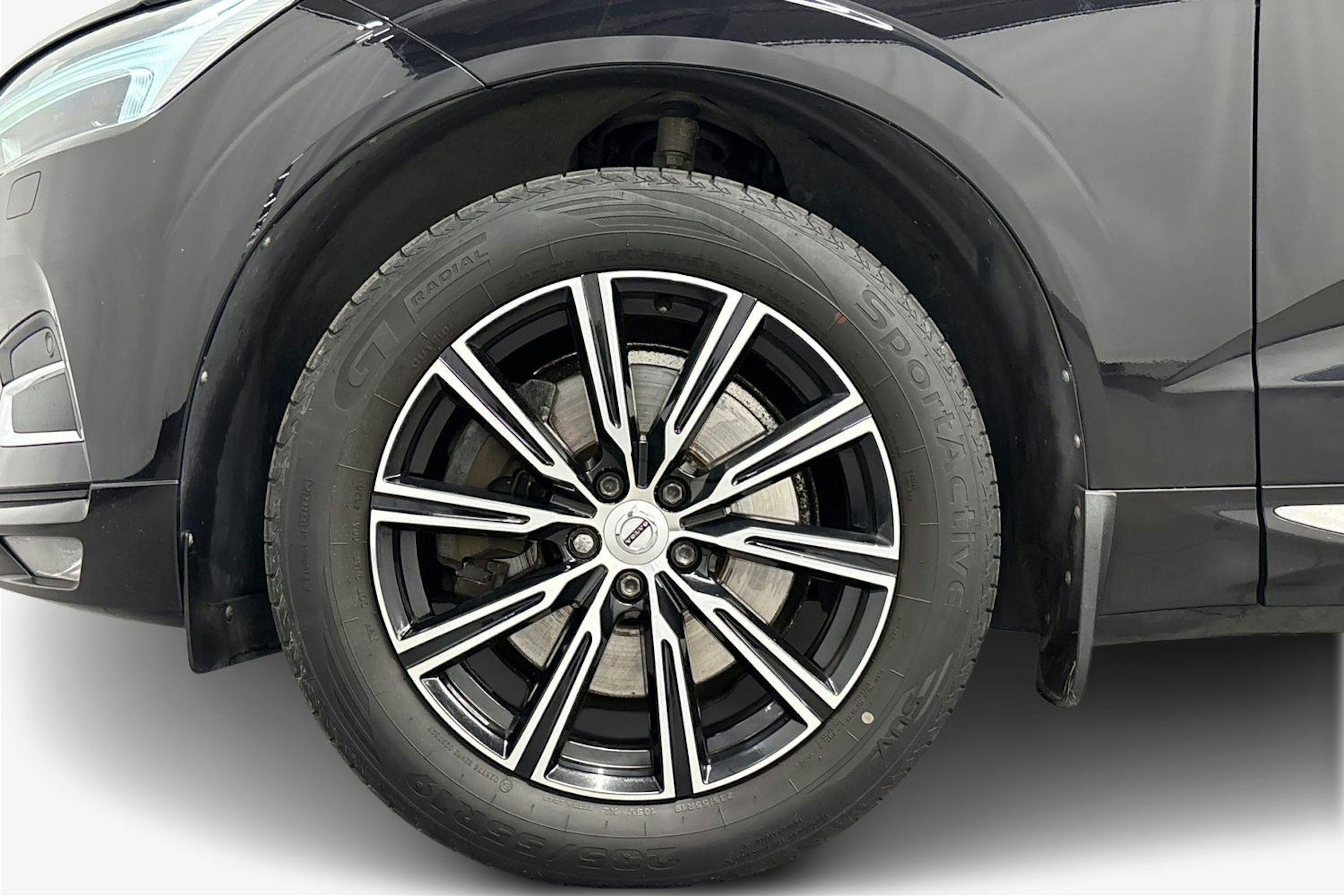 musta Volvo XC60 2018 kuva 11.