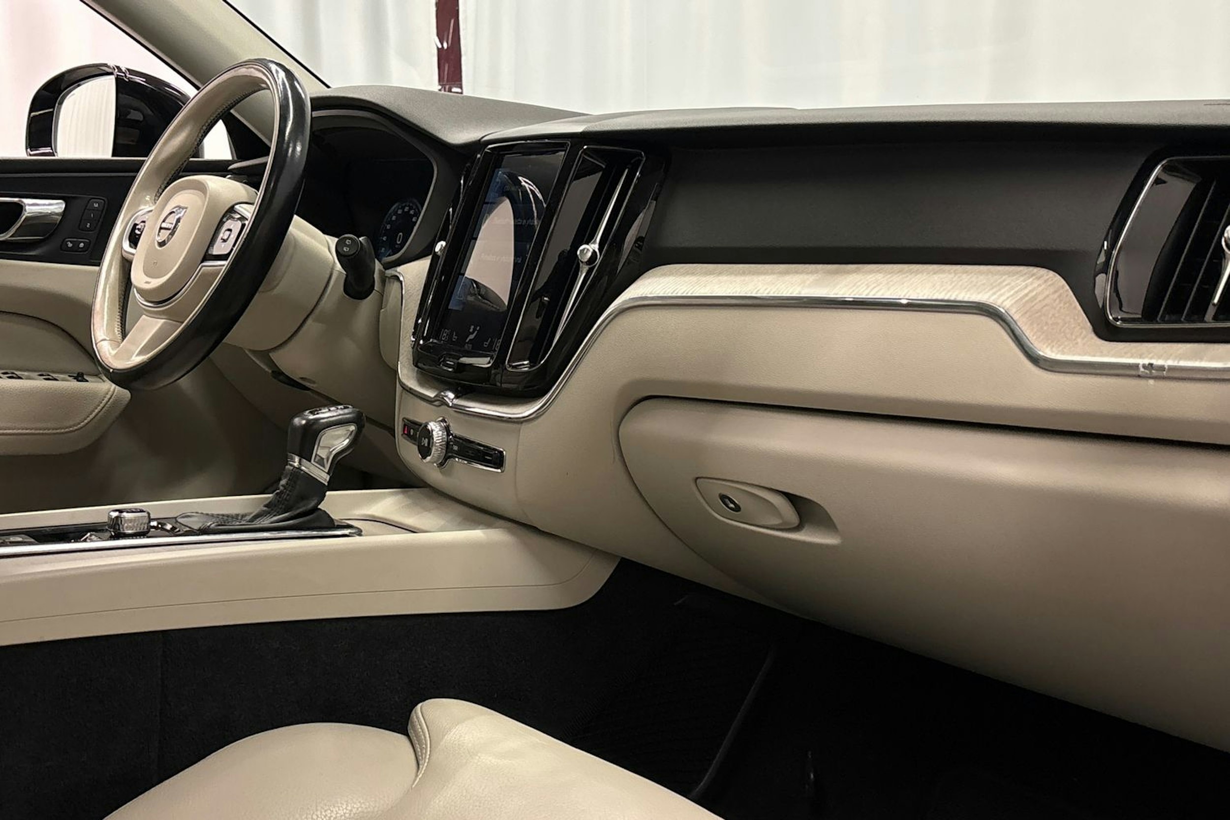 musta Volvo XC60 2018 kuva 14.