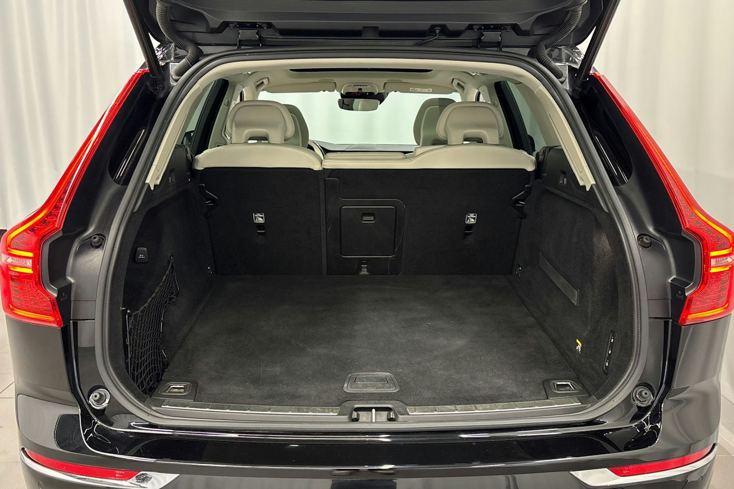 musta Volvo XC60 2018 kuva 16.