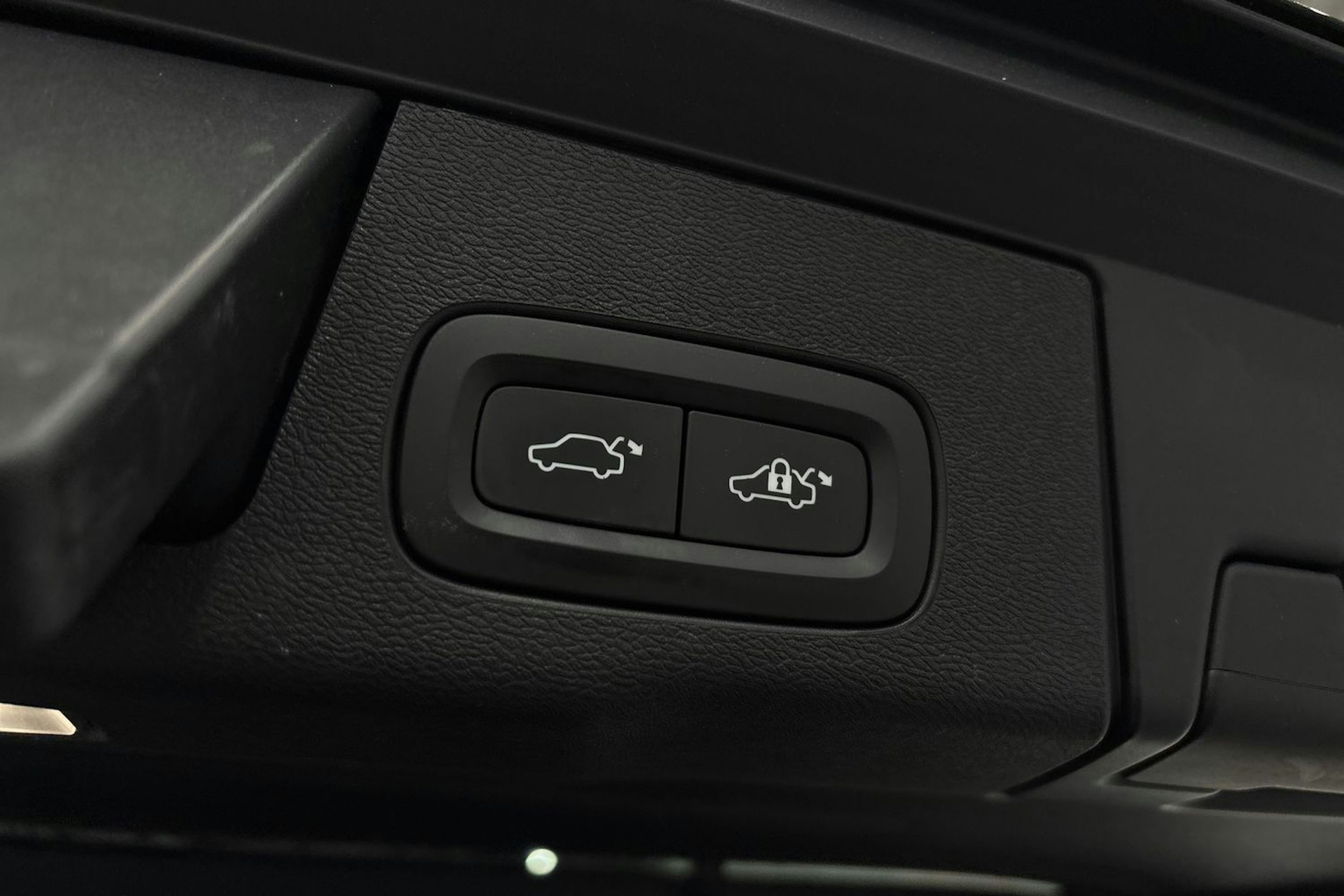 musta Volvo XC60 2018 kuva 17.