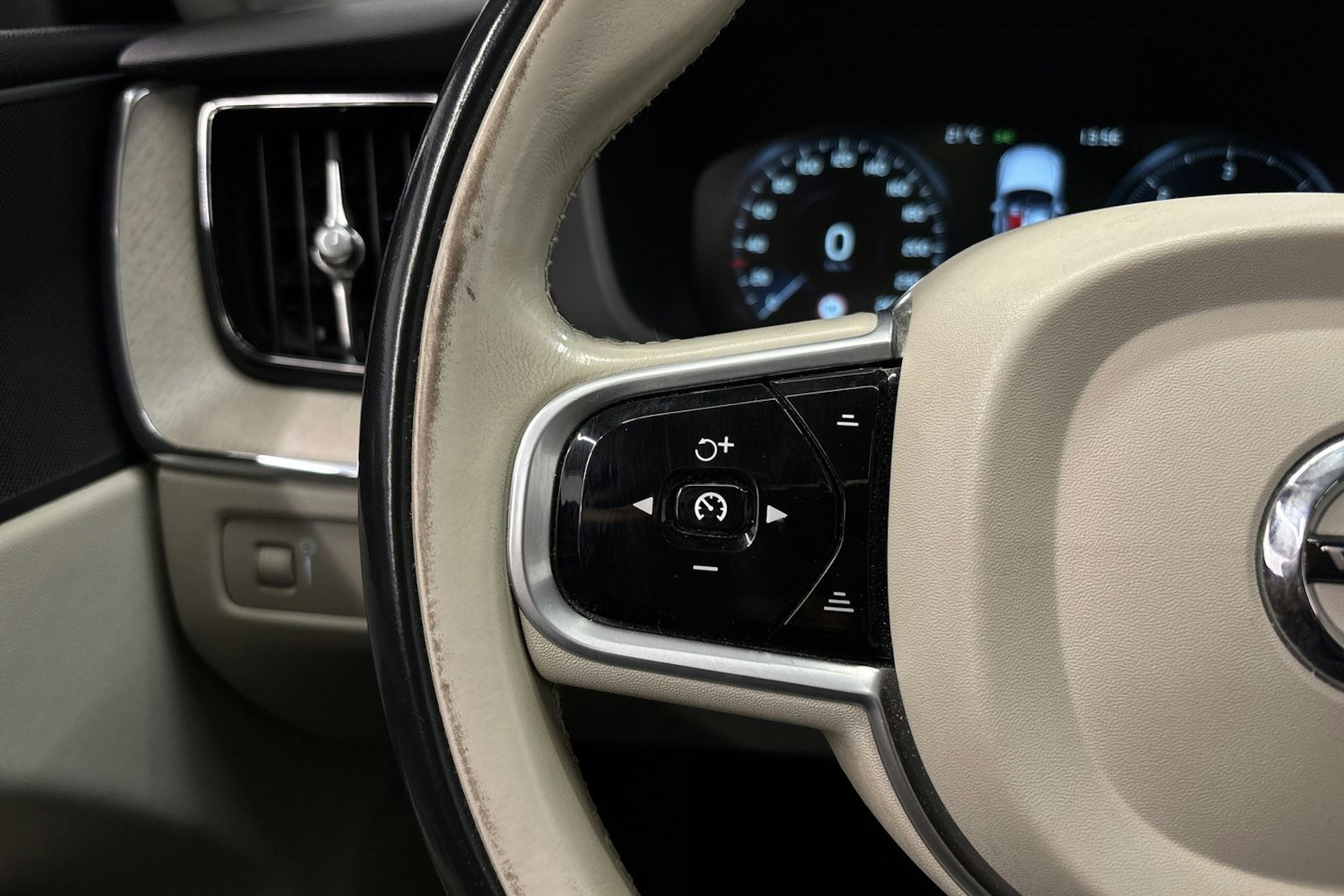 musta Volvo XC60 2018 kuva 21.