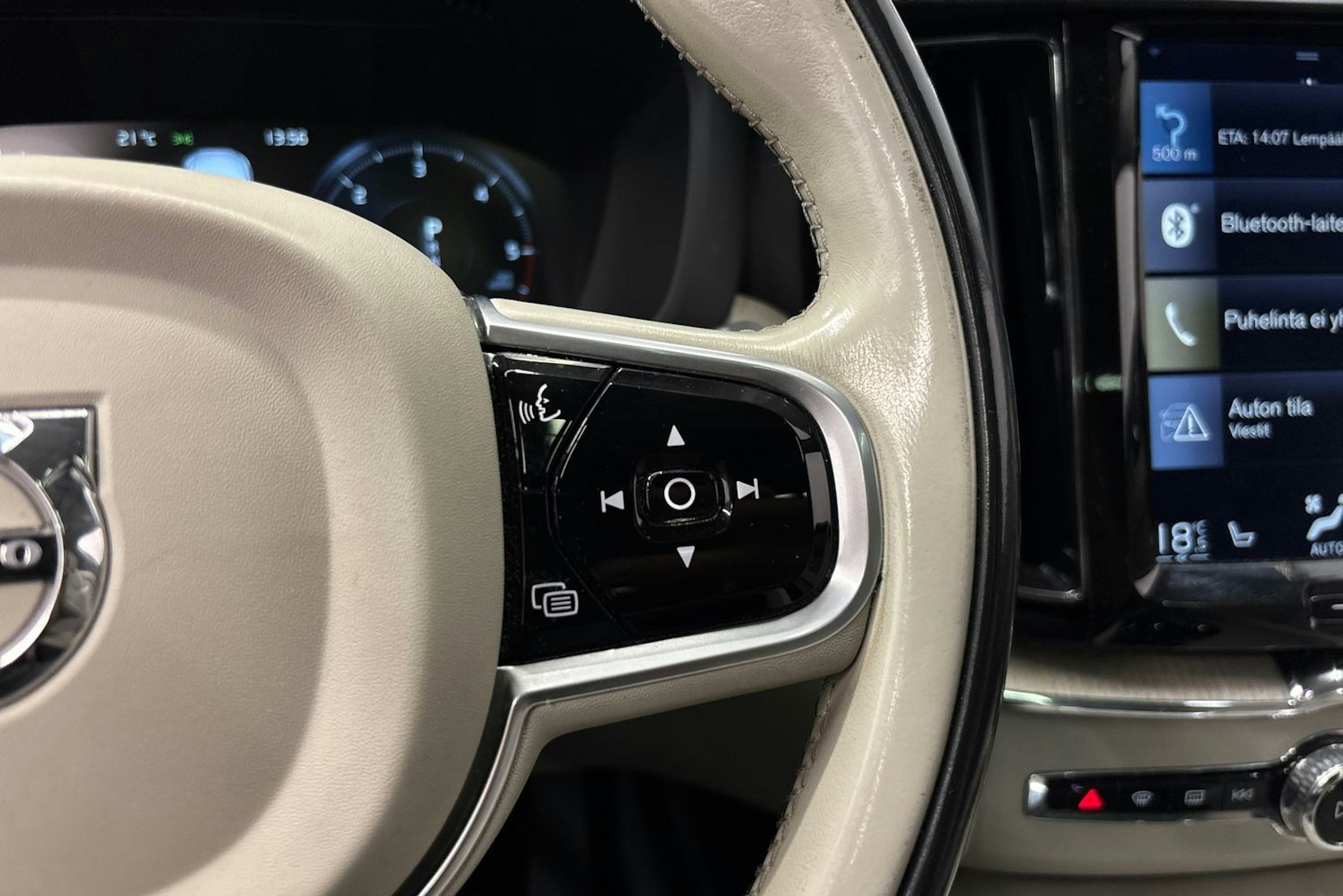 musta Volvo XC60 2018 kuva 22.
