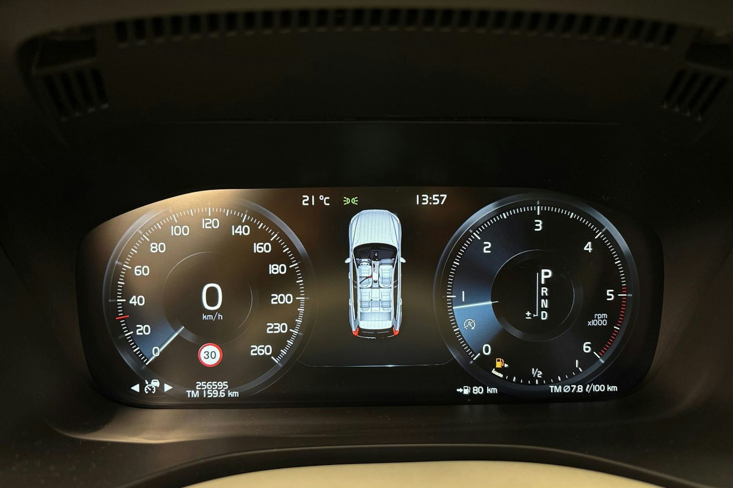 musta Volvo XC60 2018 kuva 23.