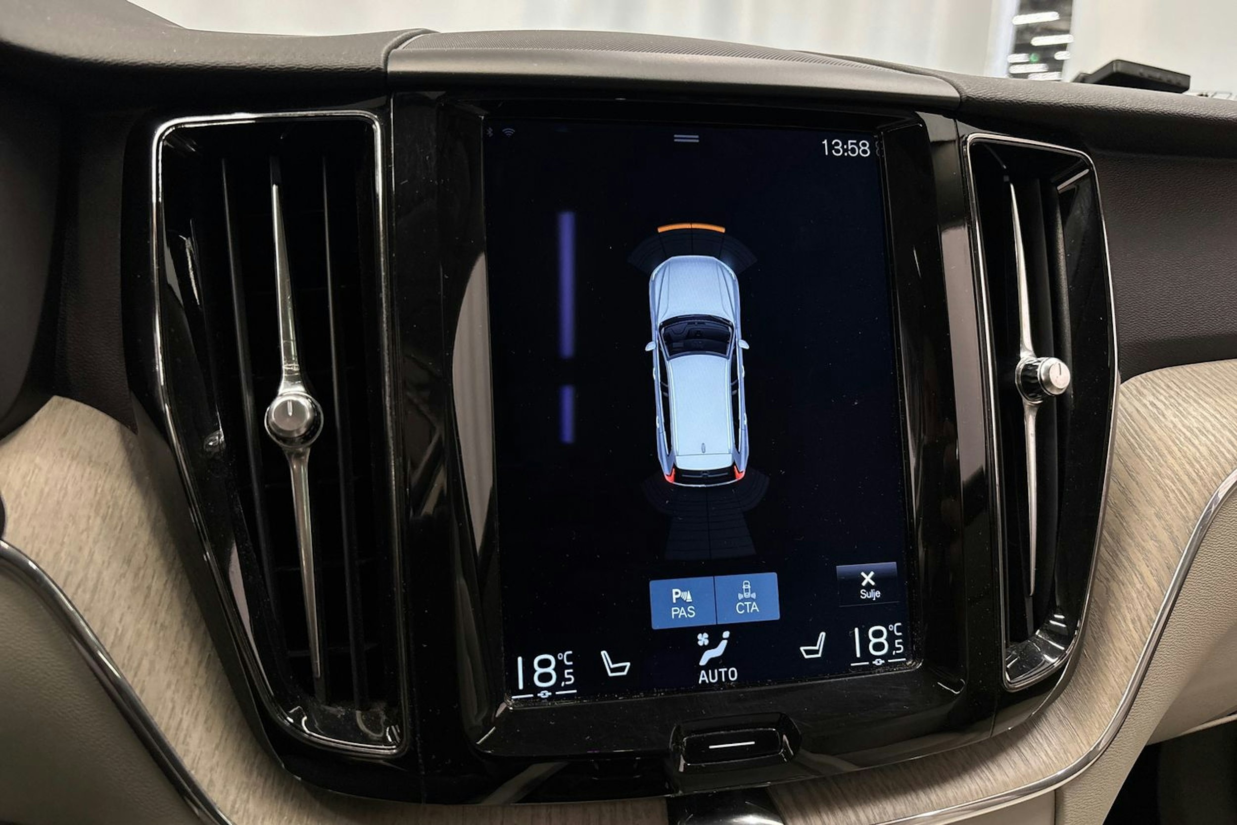musta Volvo XC60 2018 kuva 24.