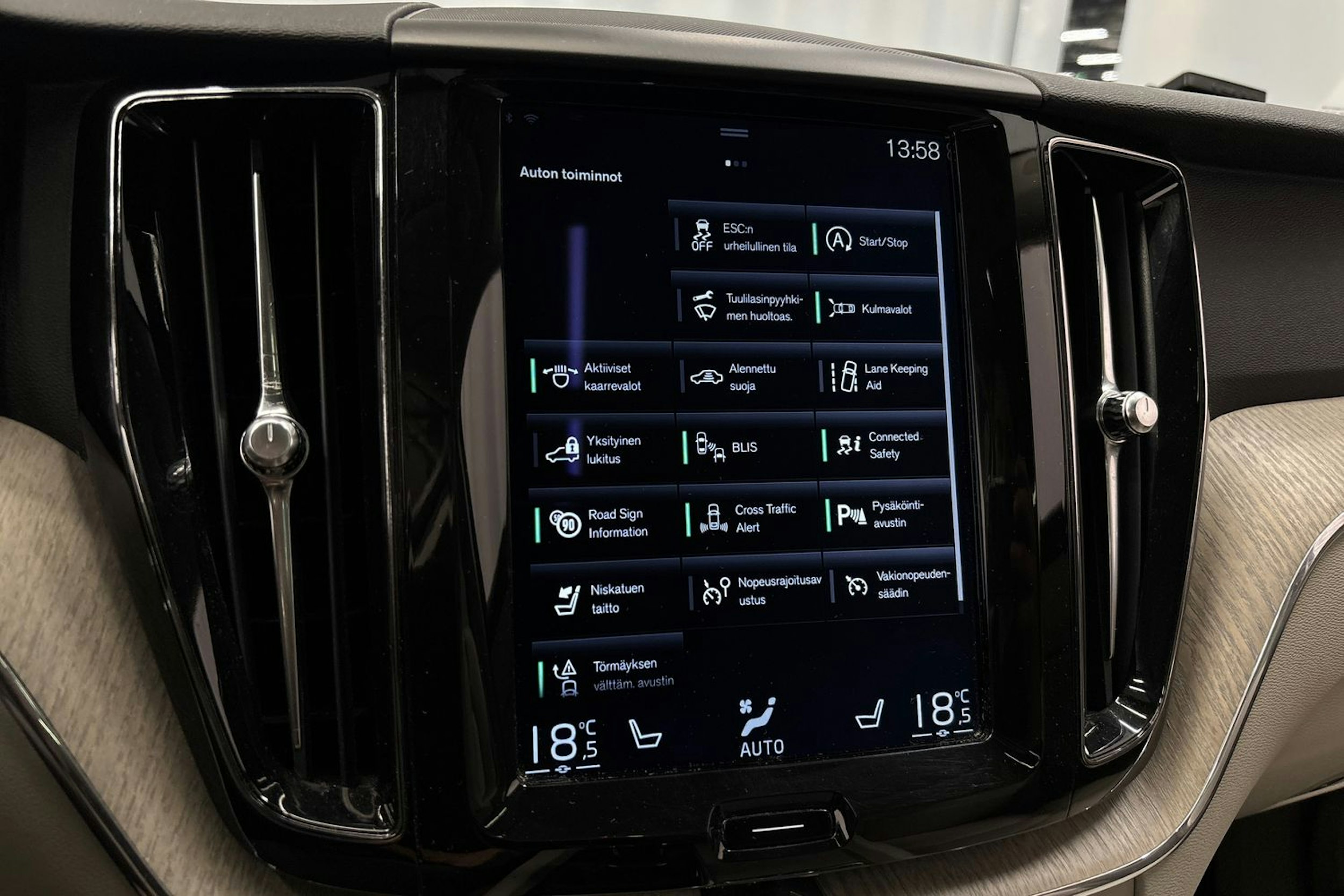 musta Volvo XC60 2018 kuva 25.