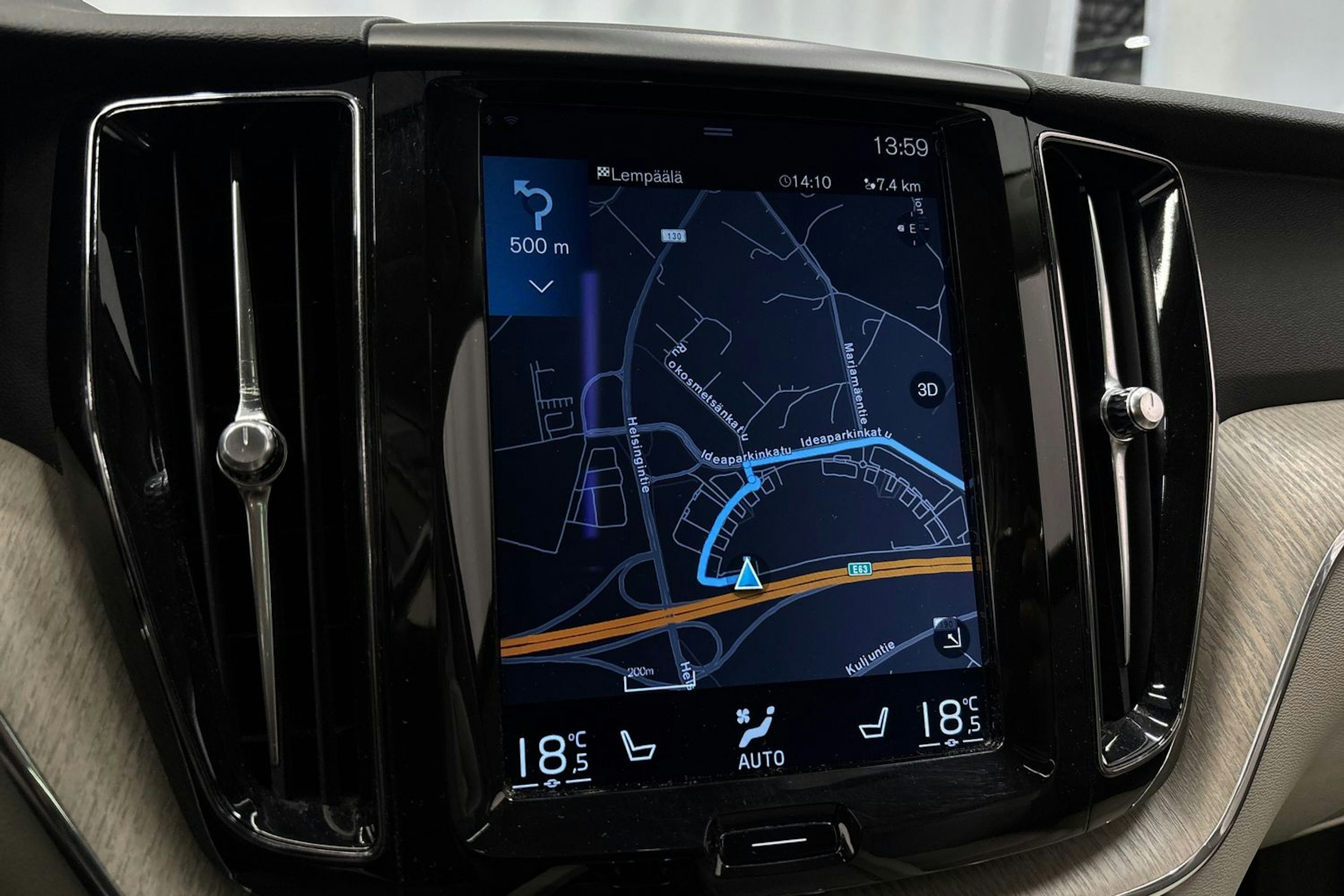 musta Volvo XC60 2018 kuva 26.