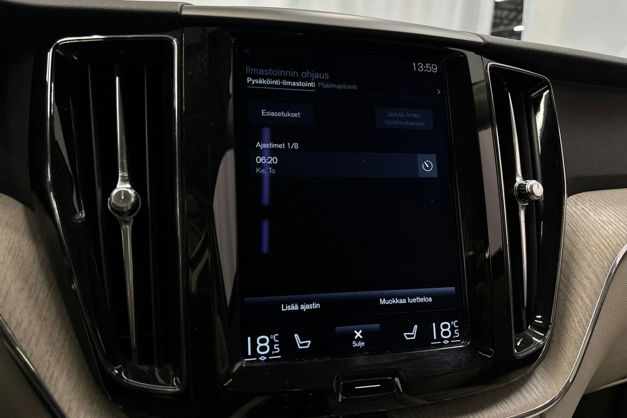musta Volvo XC60 2018 kuva 27.