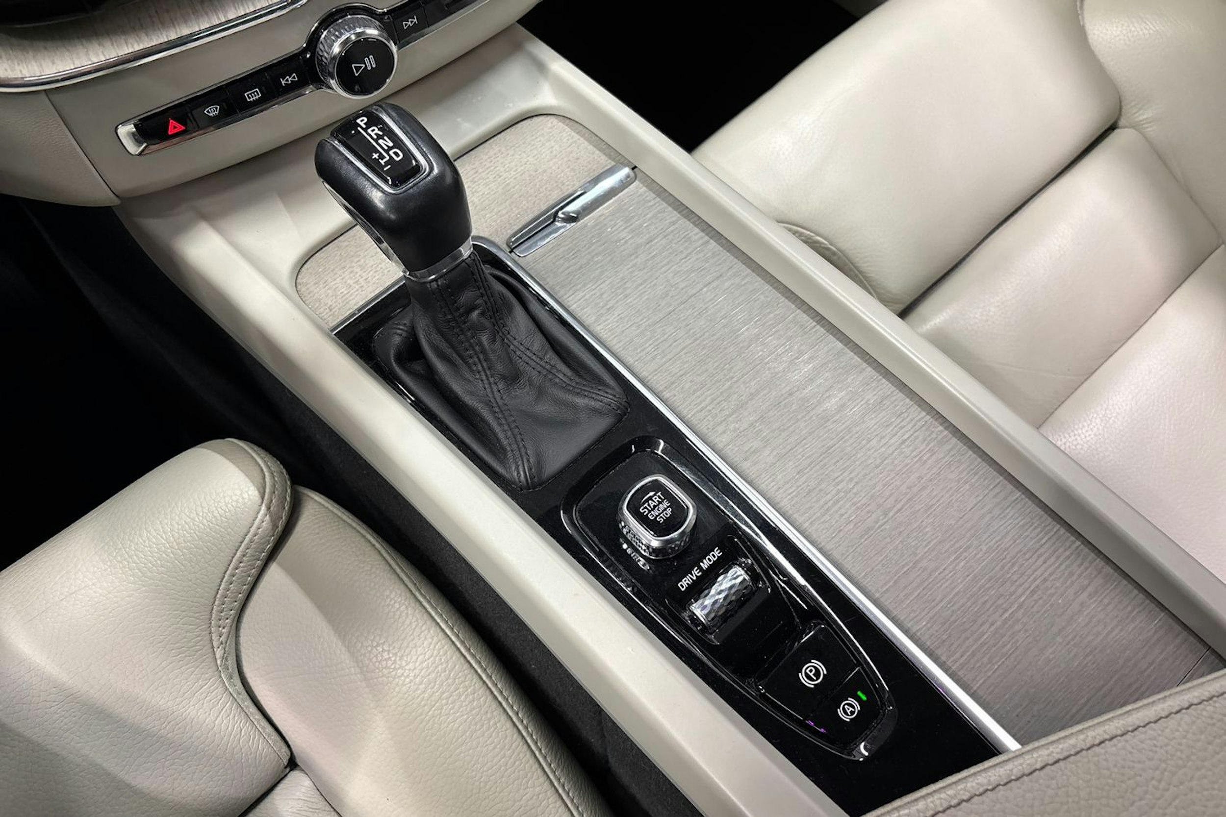 musta Volvo XC60 2018 kuva 28.