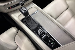 musta Volvo XC60 2018 kuva 28.
