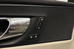 musta Volvo XC60 2018 kuva 29.