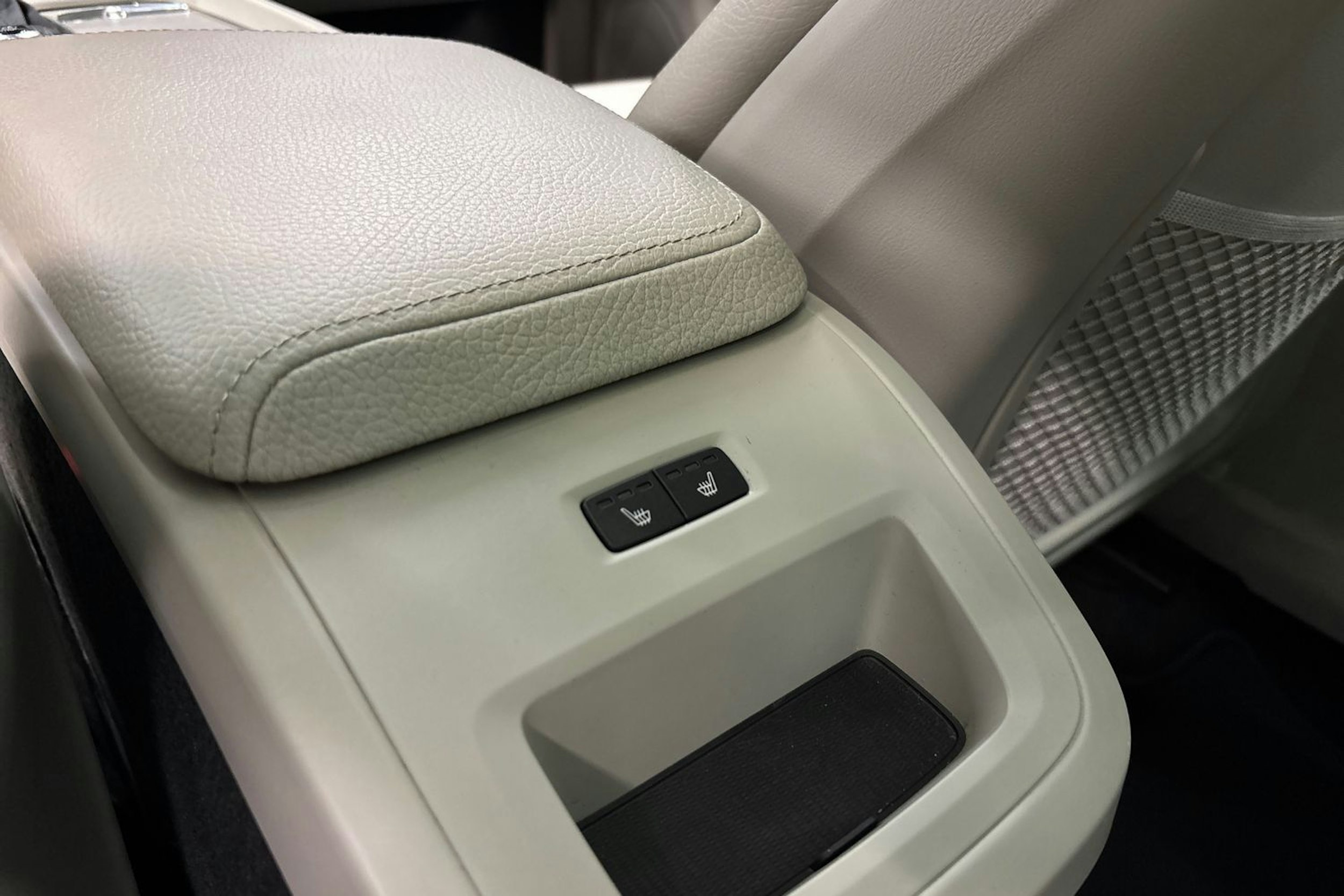 musta Volvo XC60 2018 kuva 32.