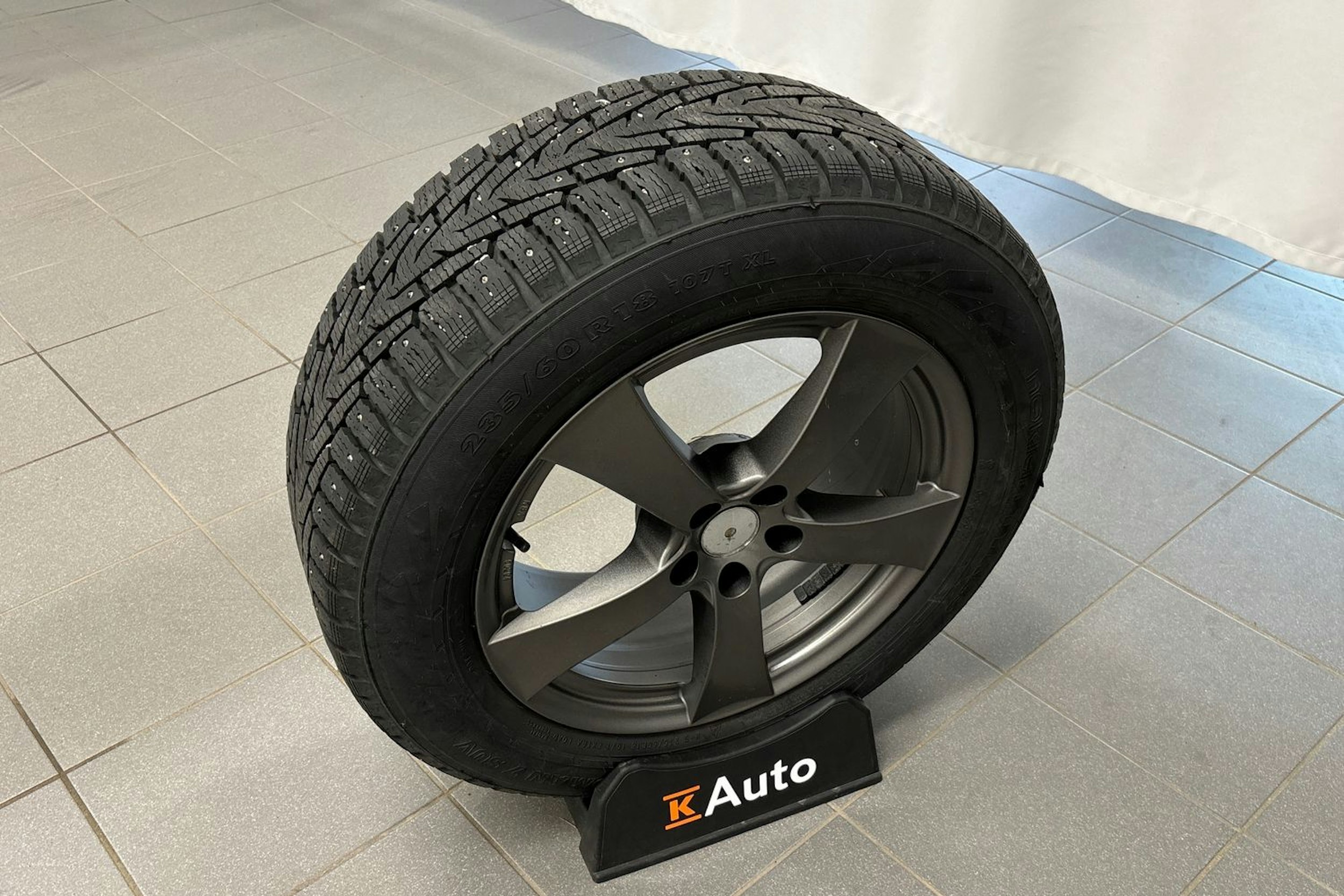 musta Volvo XC60 2018 kuva 33.