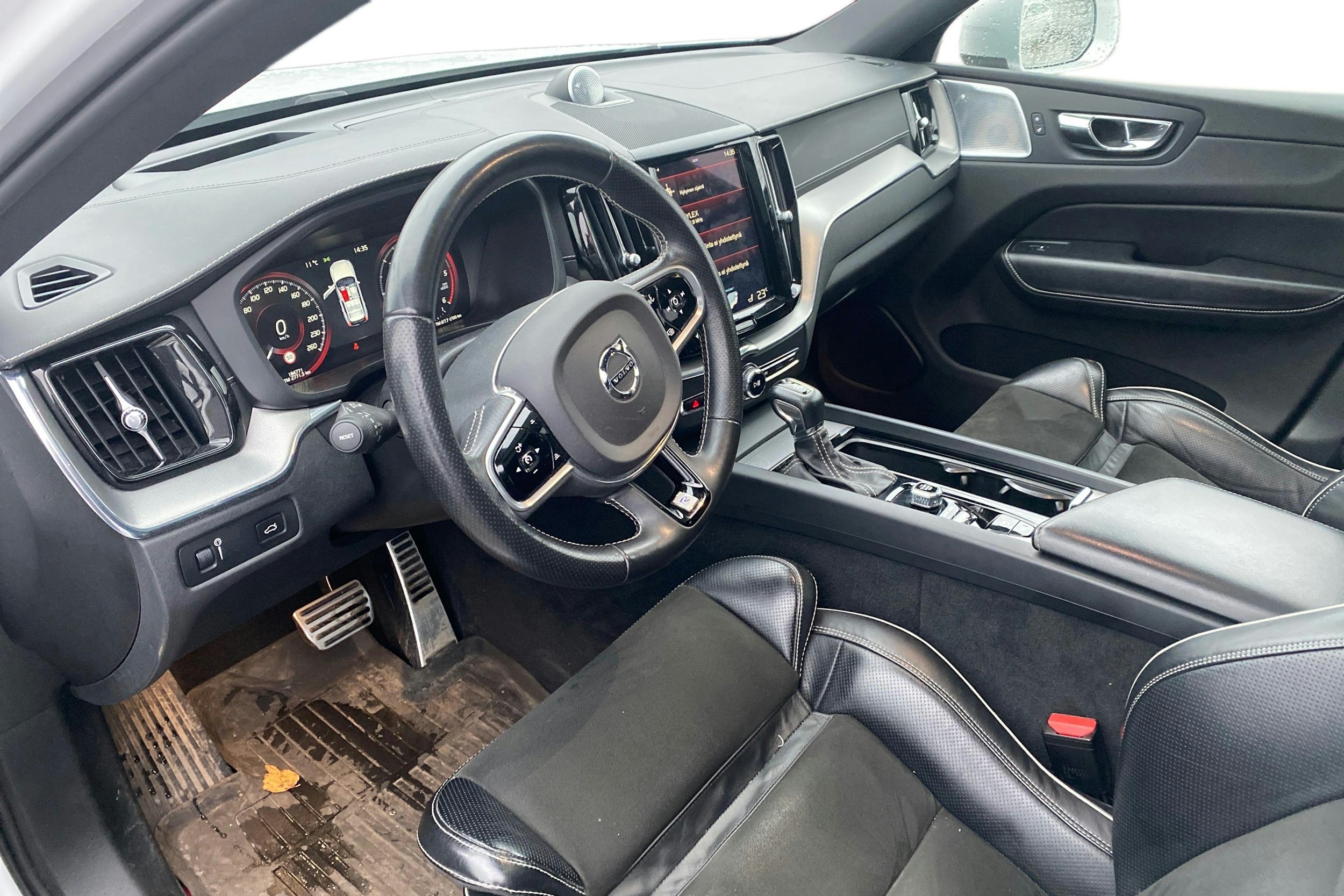 valkoinen Volvo XC60 2018 kuva 3.