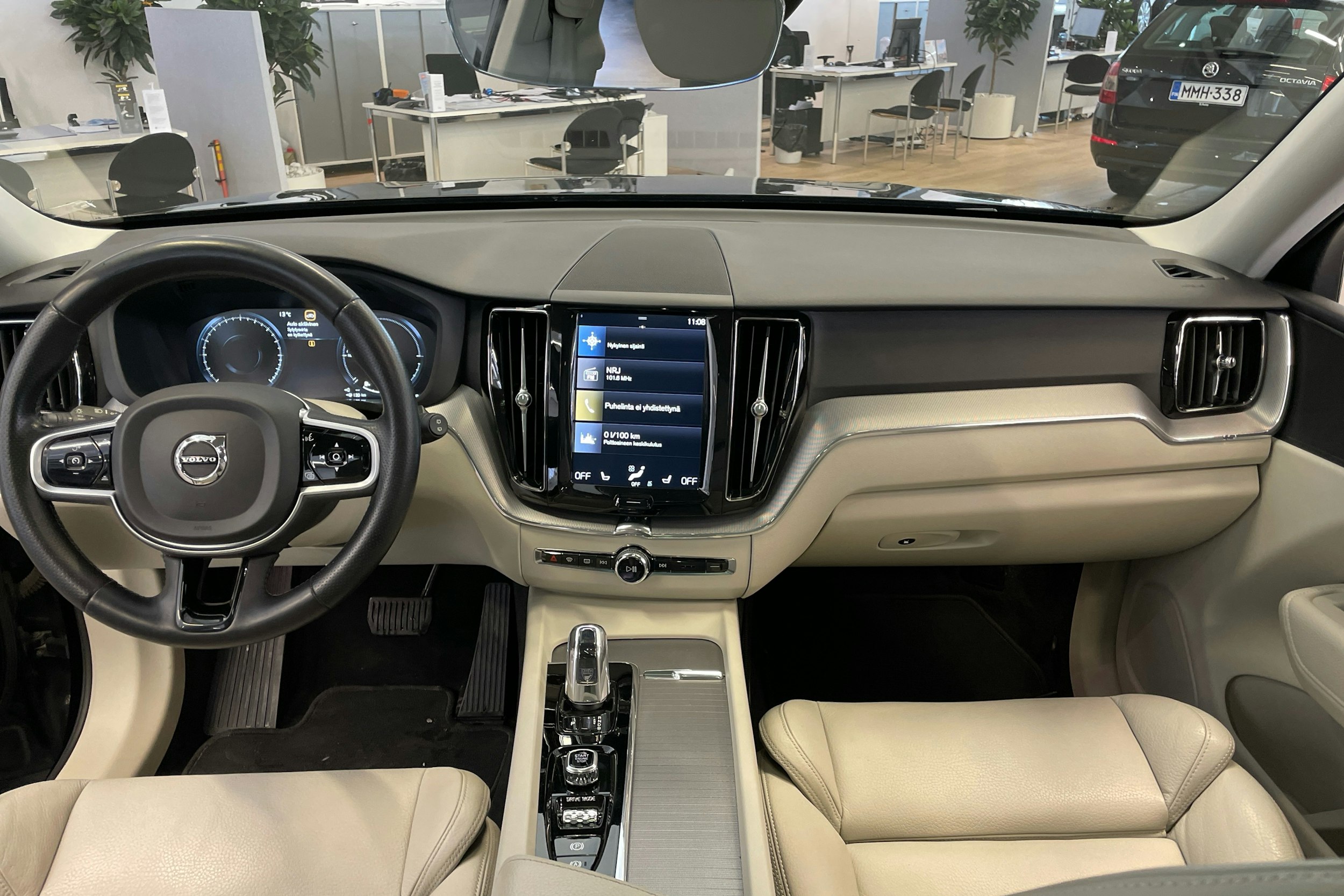 Musta Volvo XC60 2018 kuva 7.