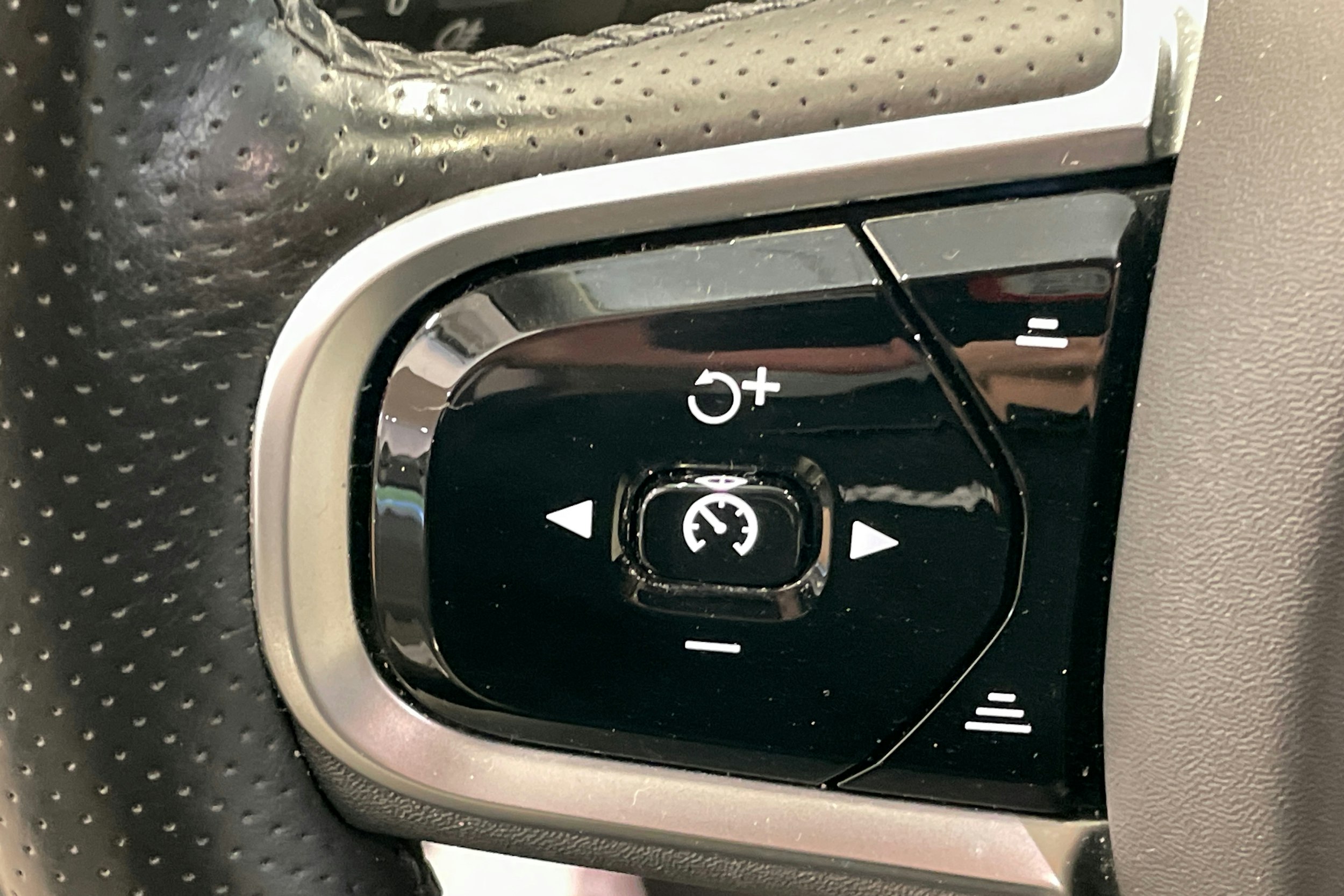 Musta Volvo XC60 2018 kuva 24.