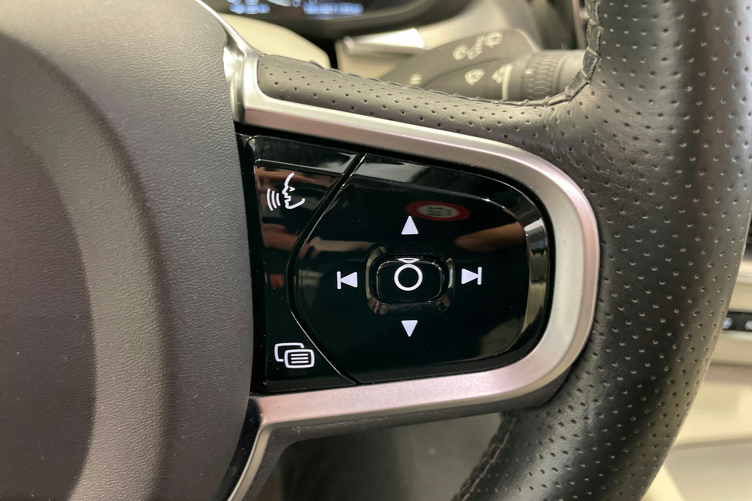 Musta Volvo XC60 2018 kuva 25.