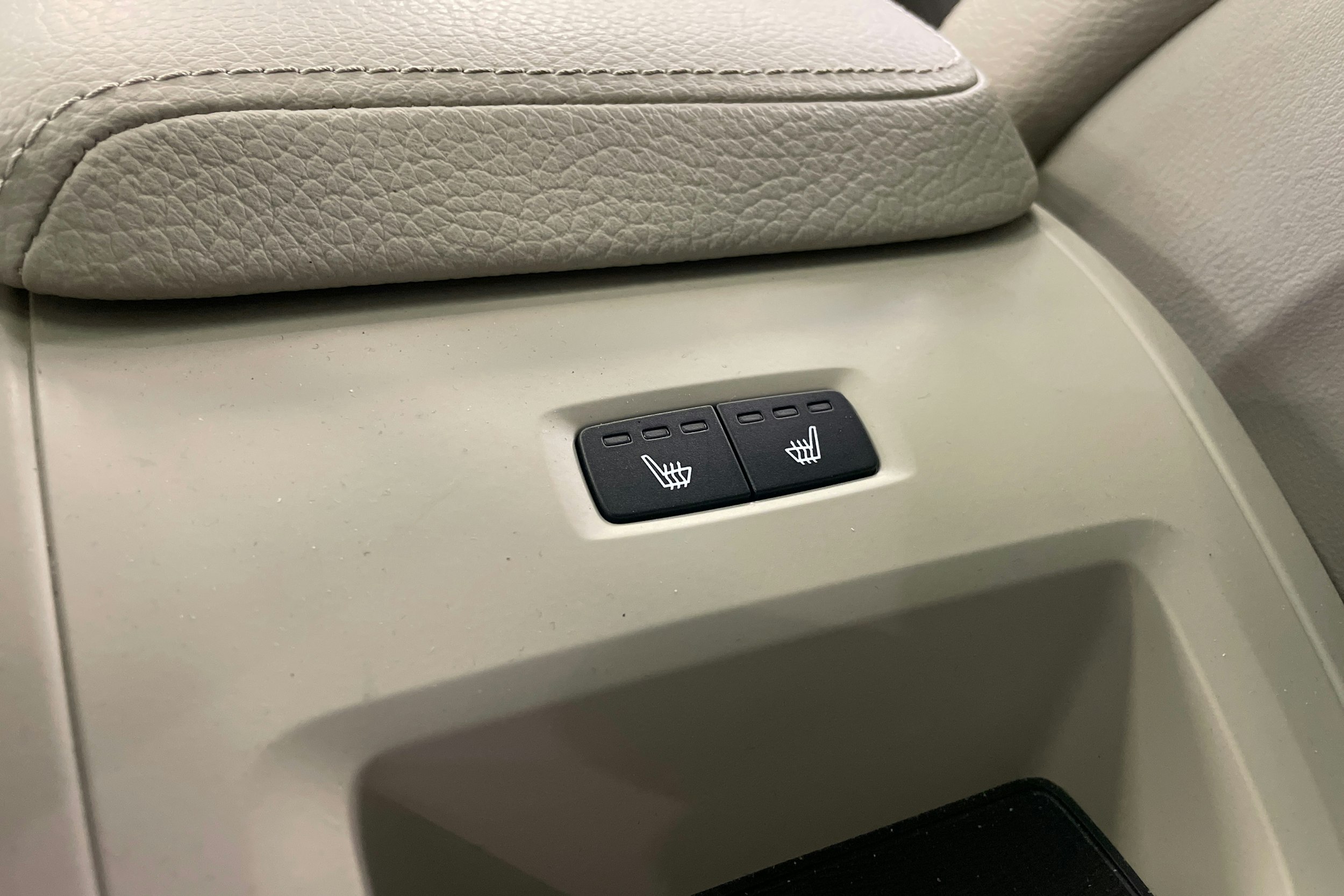 Musta Volvo XC60 2018 kuva 30.