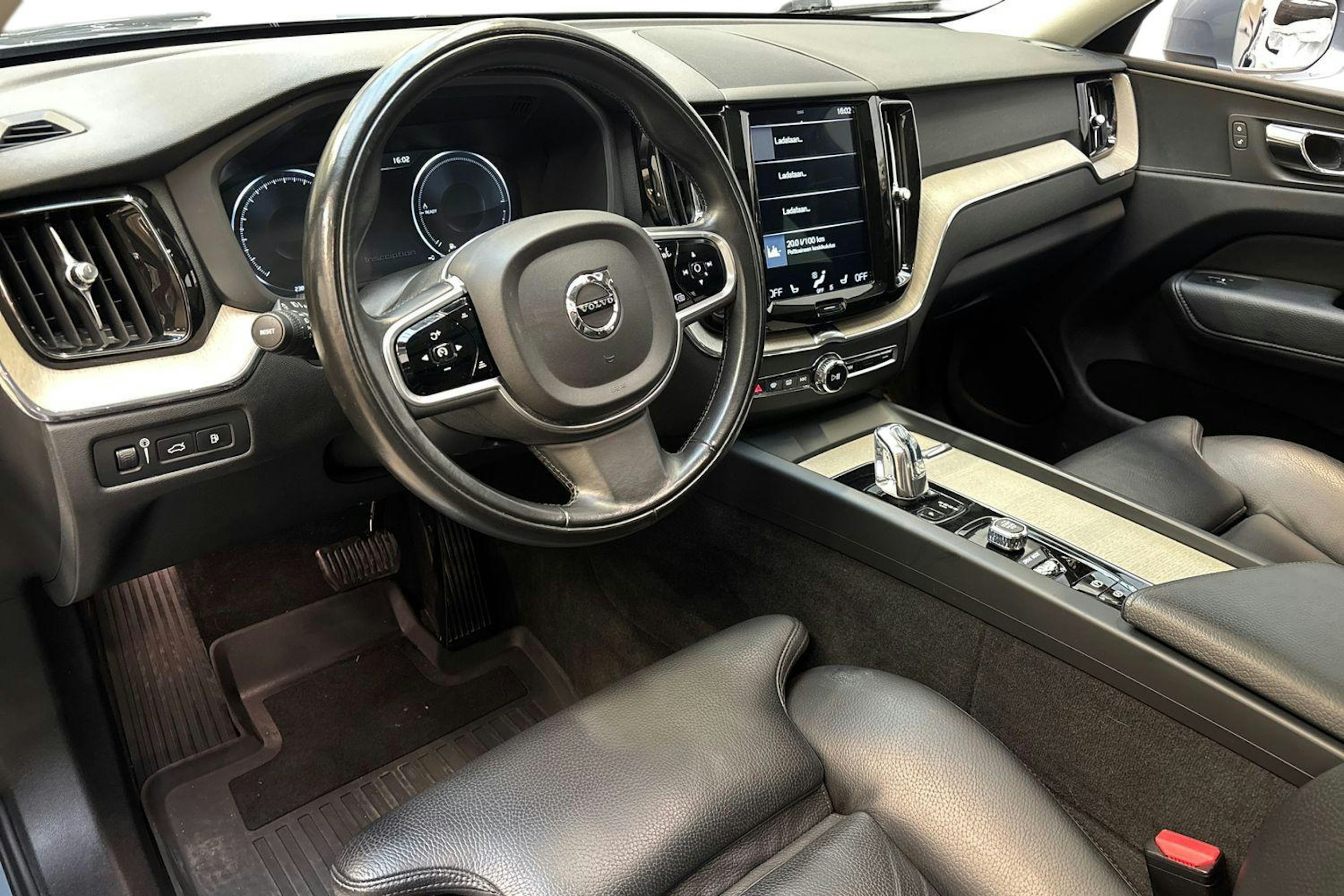 sininen Volvo XC60 2018 kuva 7.