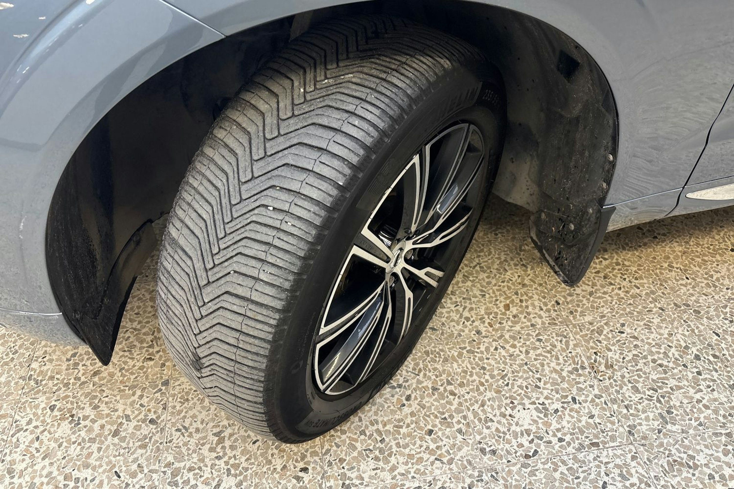 sininen Volvo XC60 2018 kuva 13.