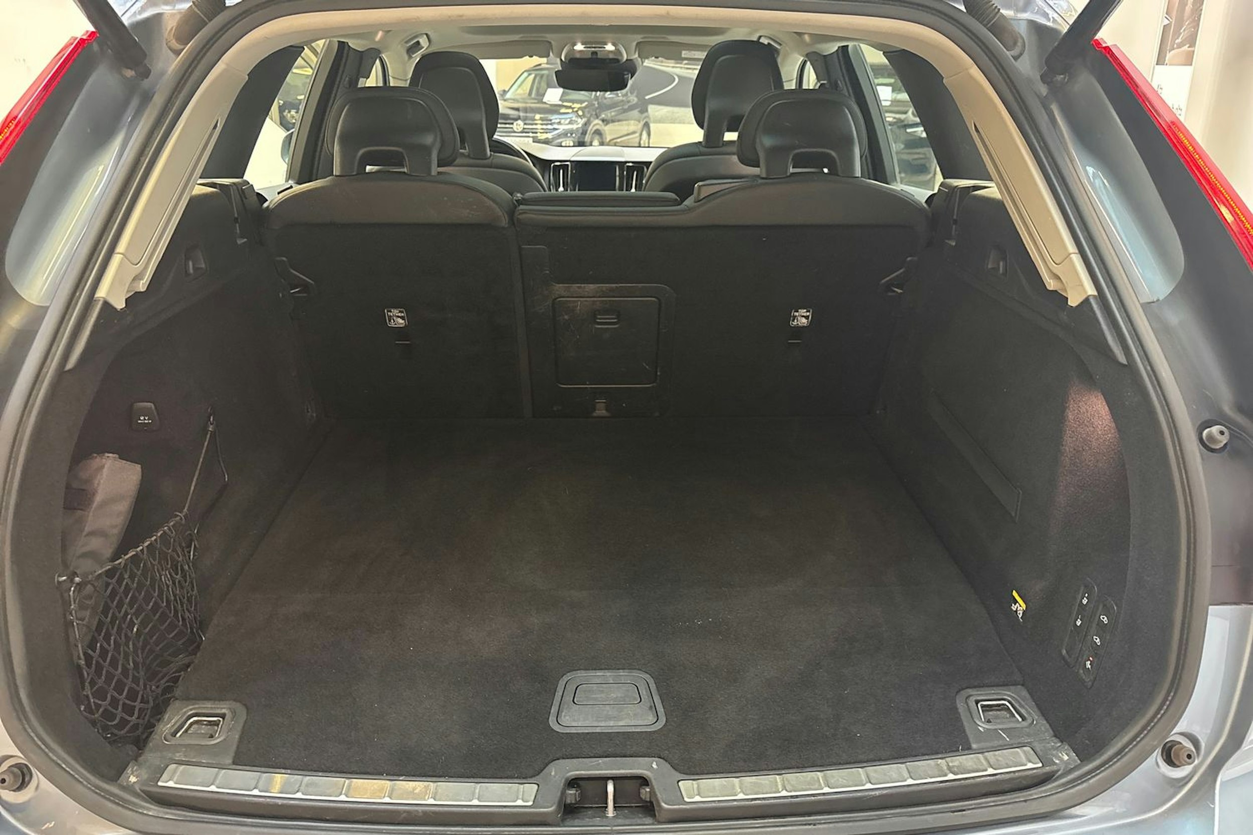 sininen Volvo XC60 2018 kuva 14.