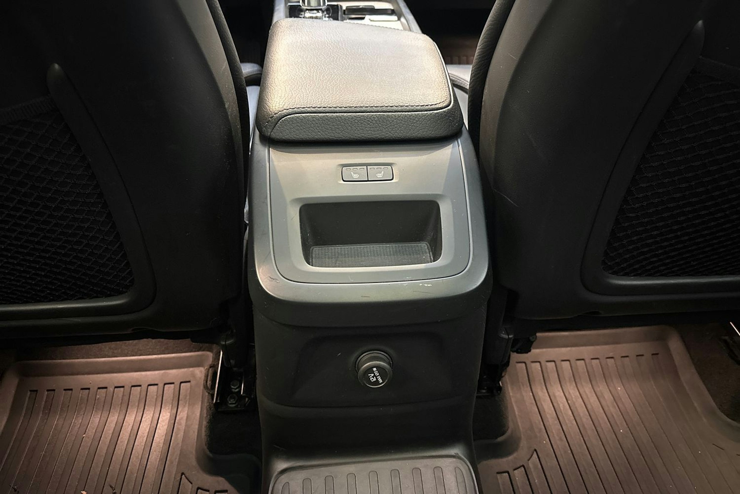 sininen Volvo XC60 2018 kuva 18.