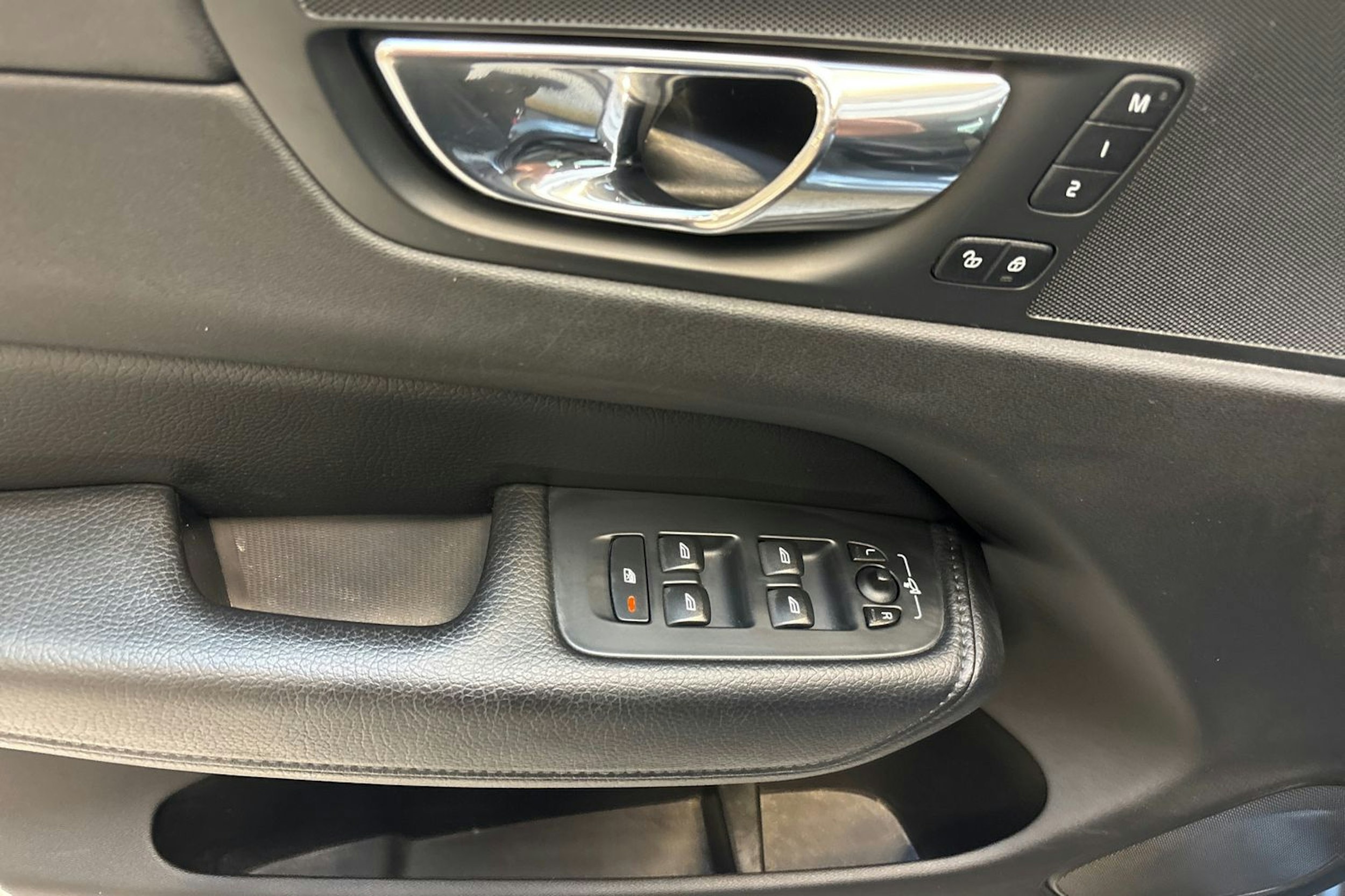 sininen Volvo XC60 2018 kuva 19.