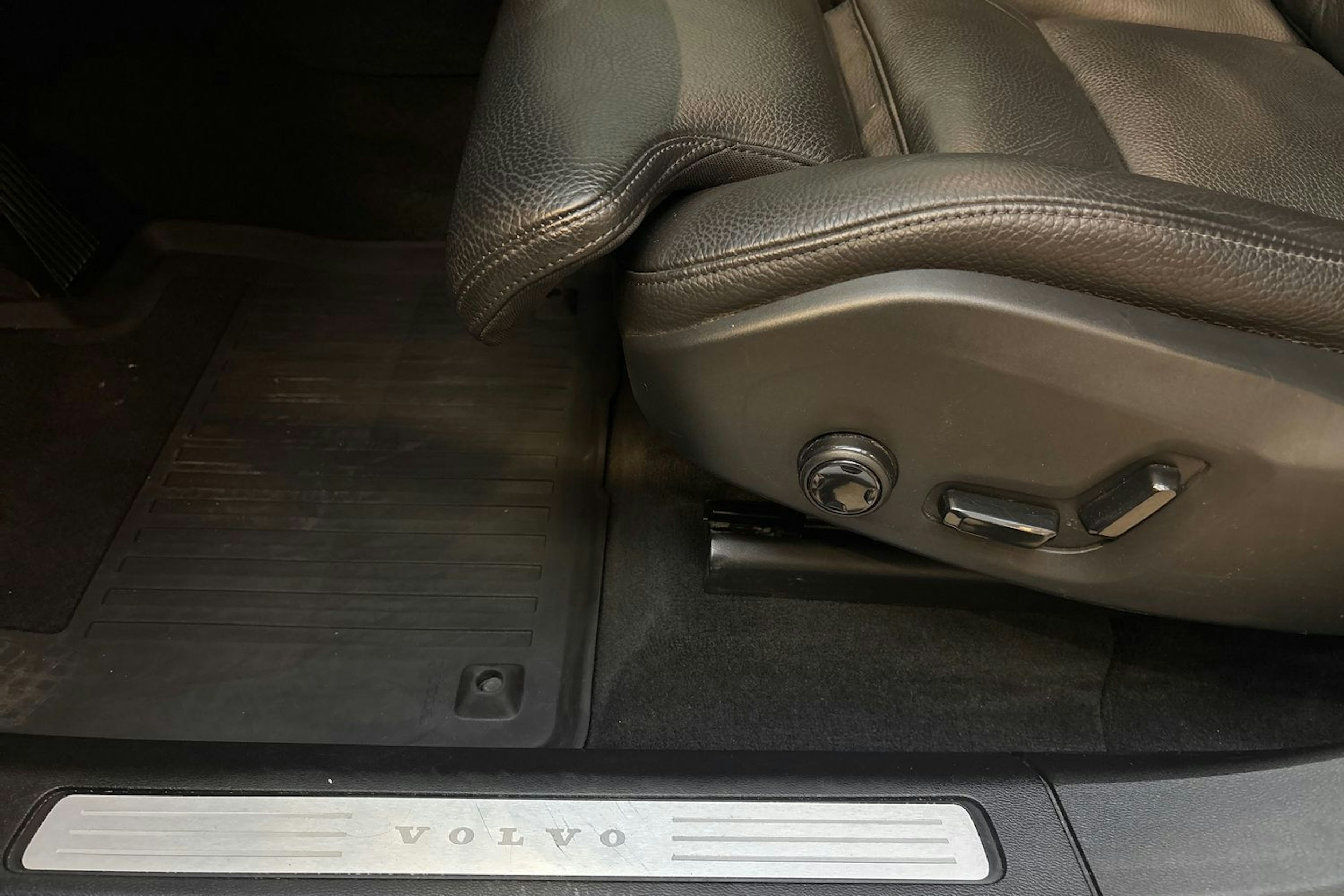 sininen Volvo XC60 2018 kuva 20.