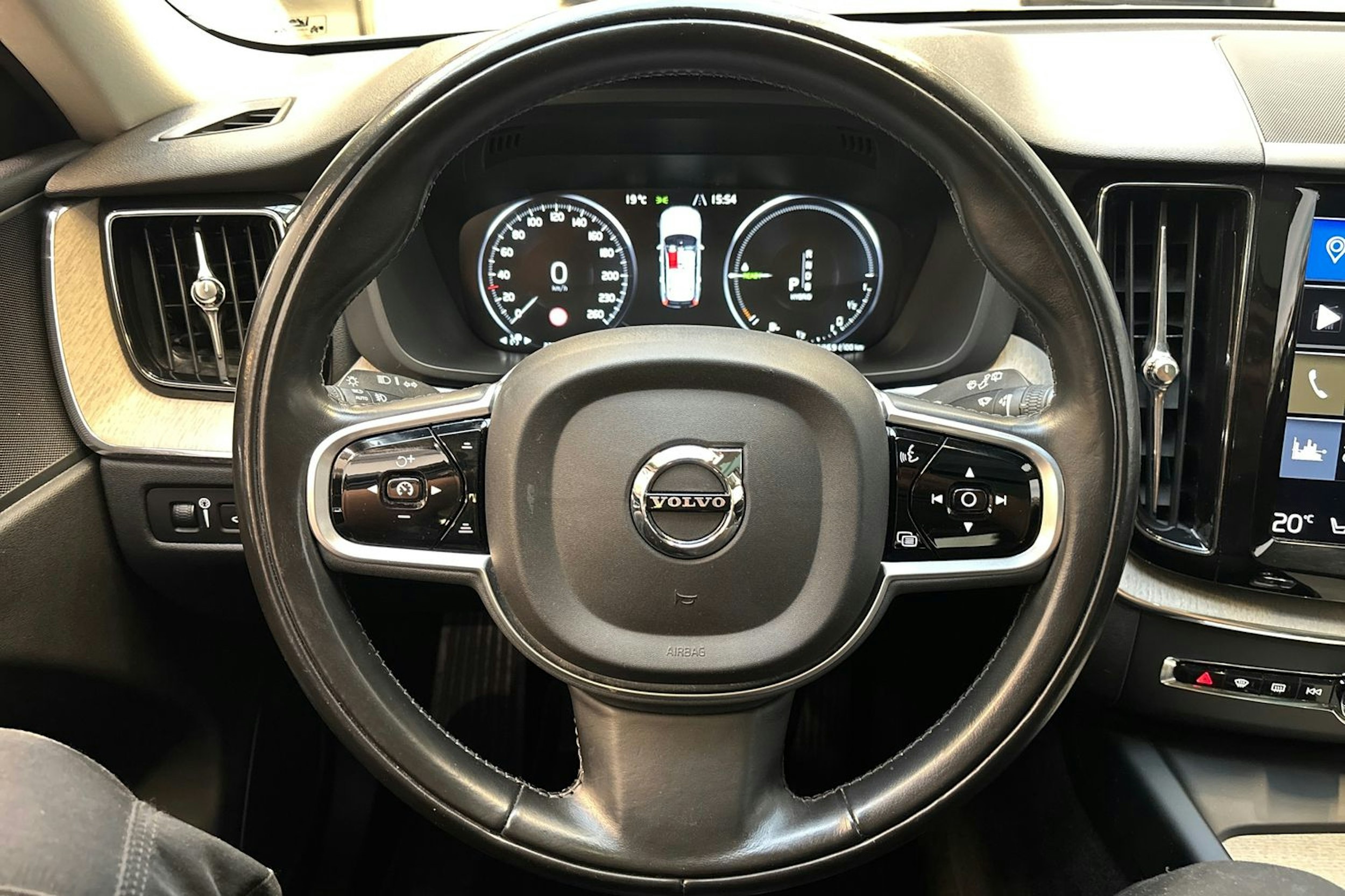 sininen Volvo XC60 2018 kuva 21.