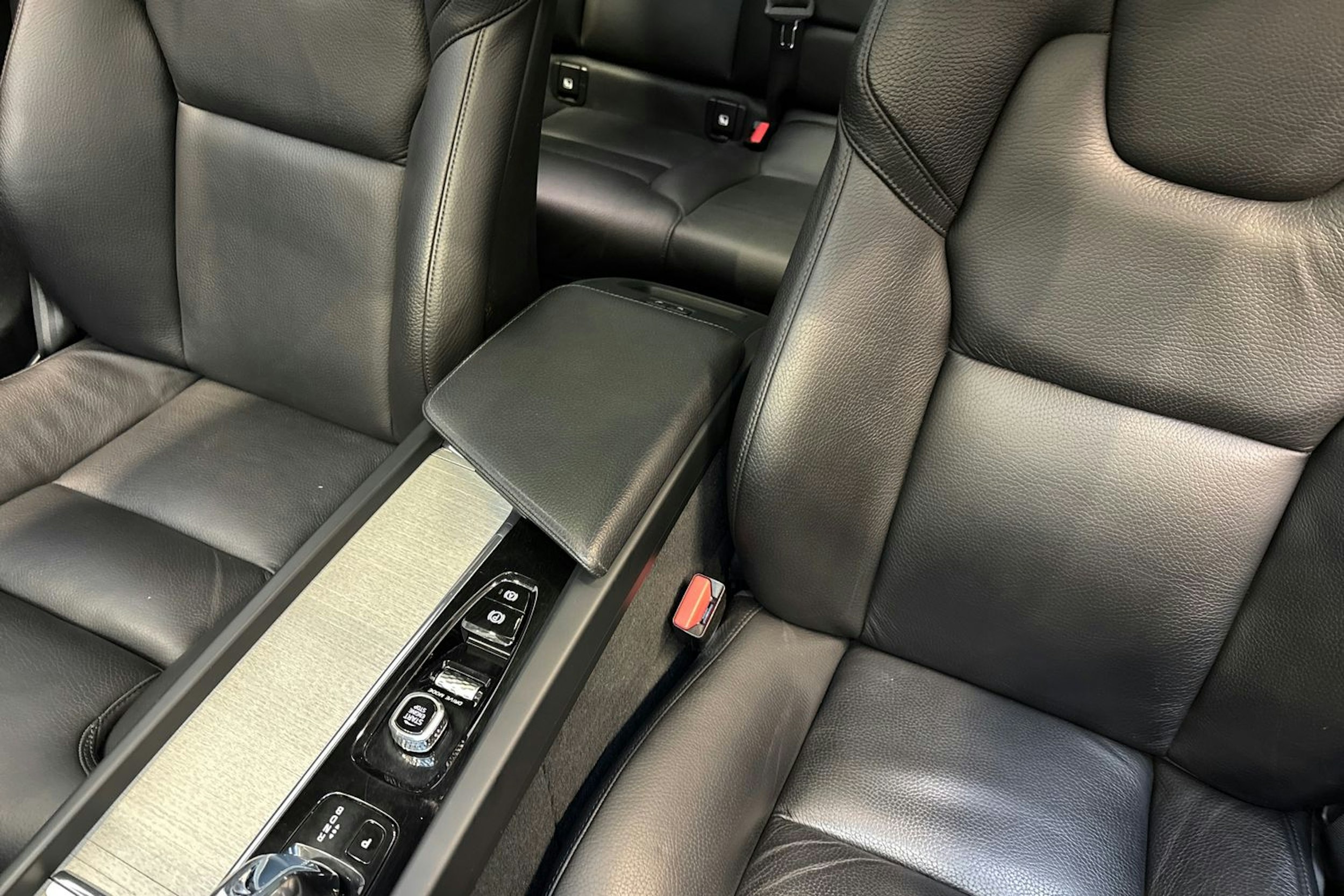 sininen Volvo XC60 2018 kuva 26.